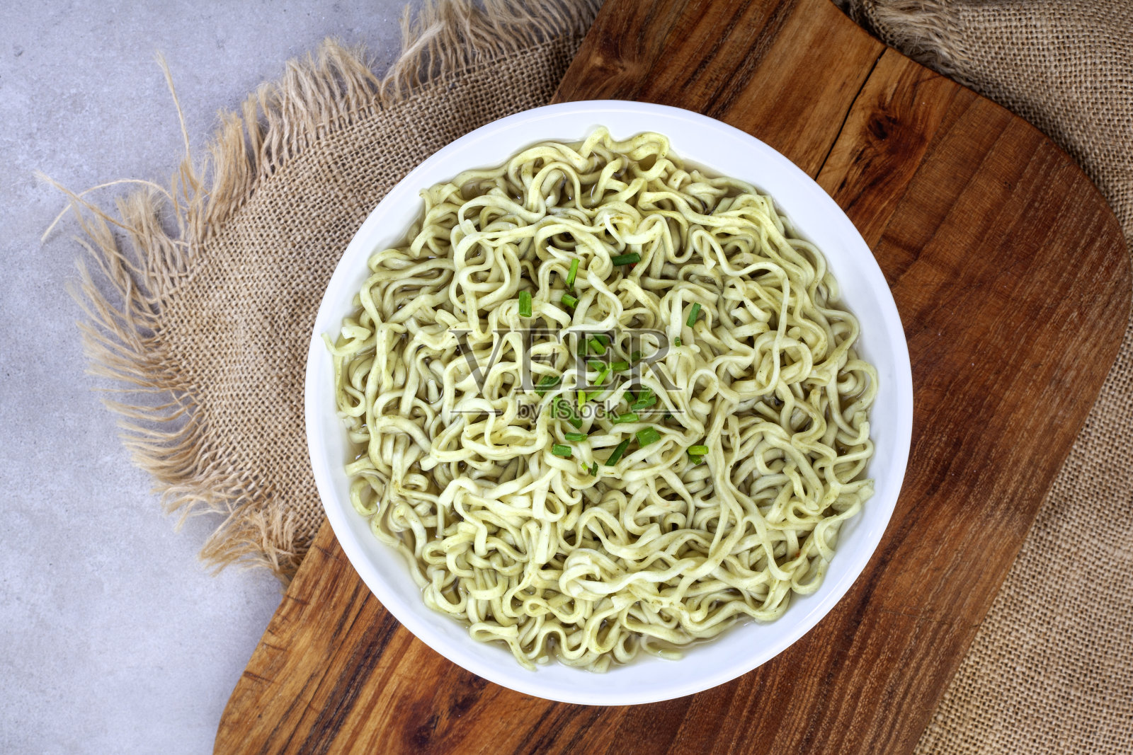 拉面在质朴的表面照片摄影图片