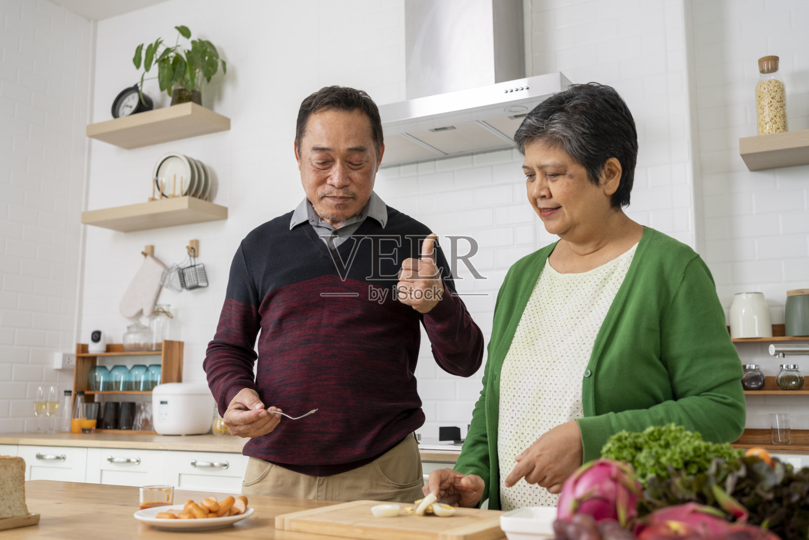 成熟的夫妇会花时间一起在厨房品尝美食照片摄影图片