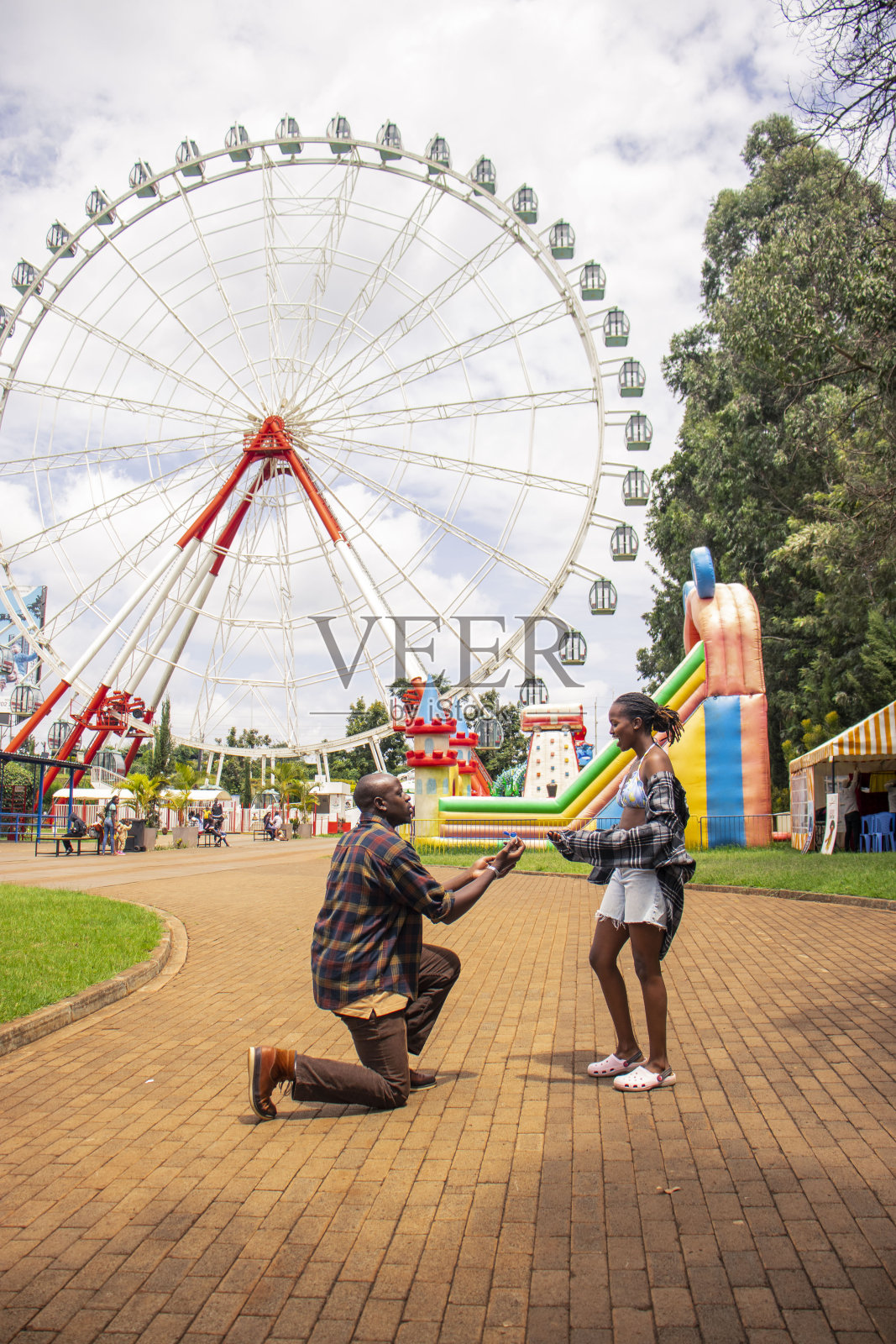 一对情侣在公园求婚照片摄影图片
