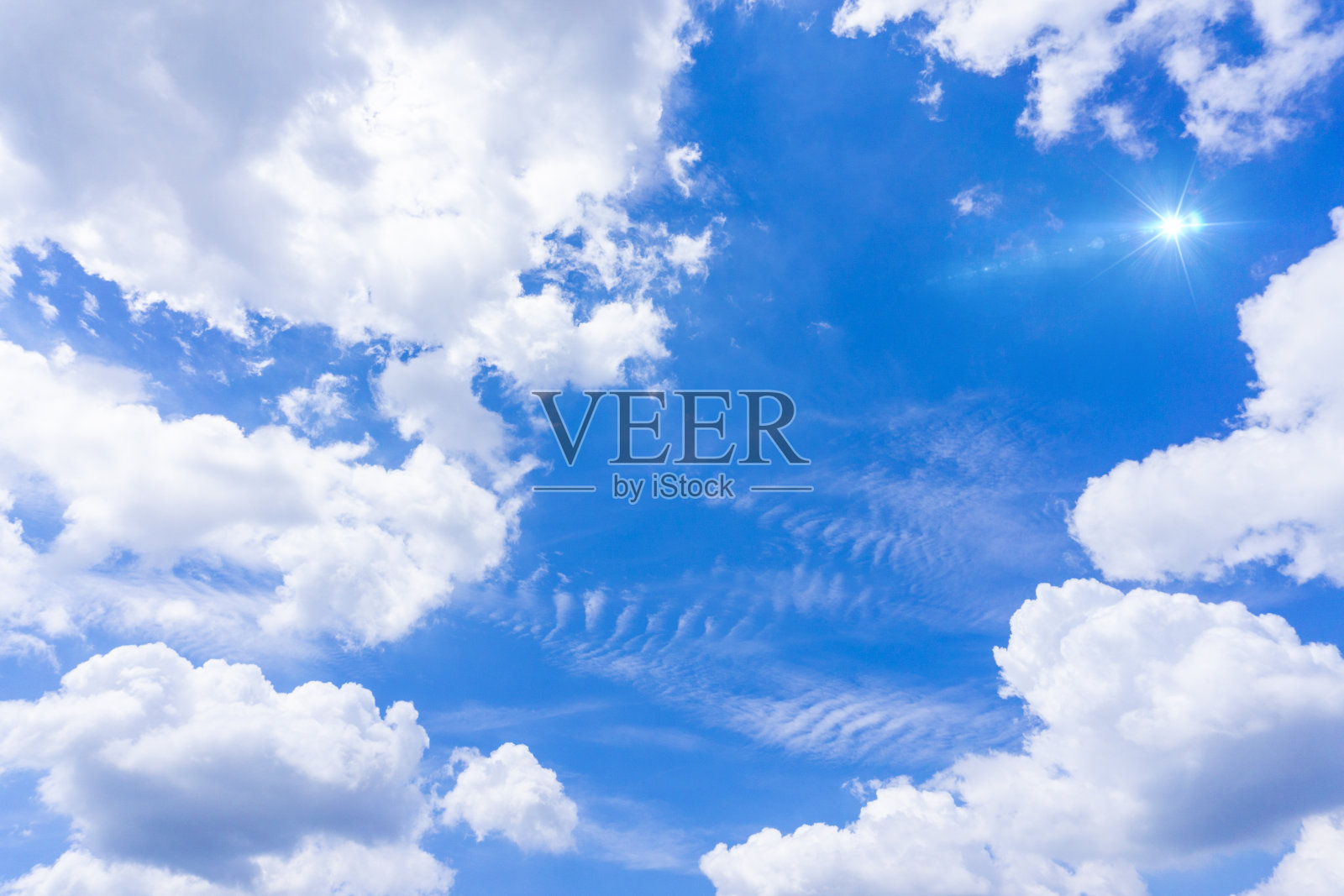 耀眼的太阳和清新的蓝天照片摄影图片