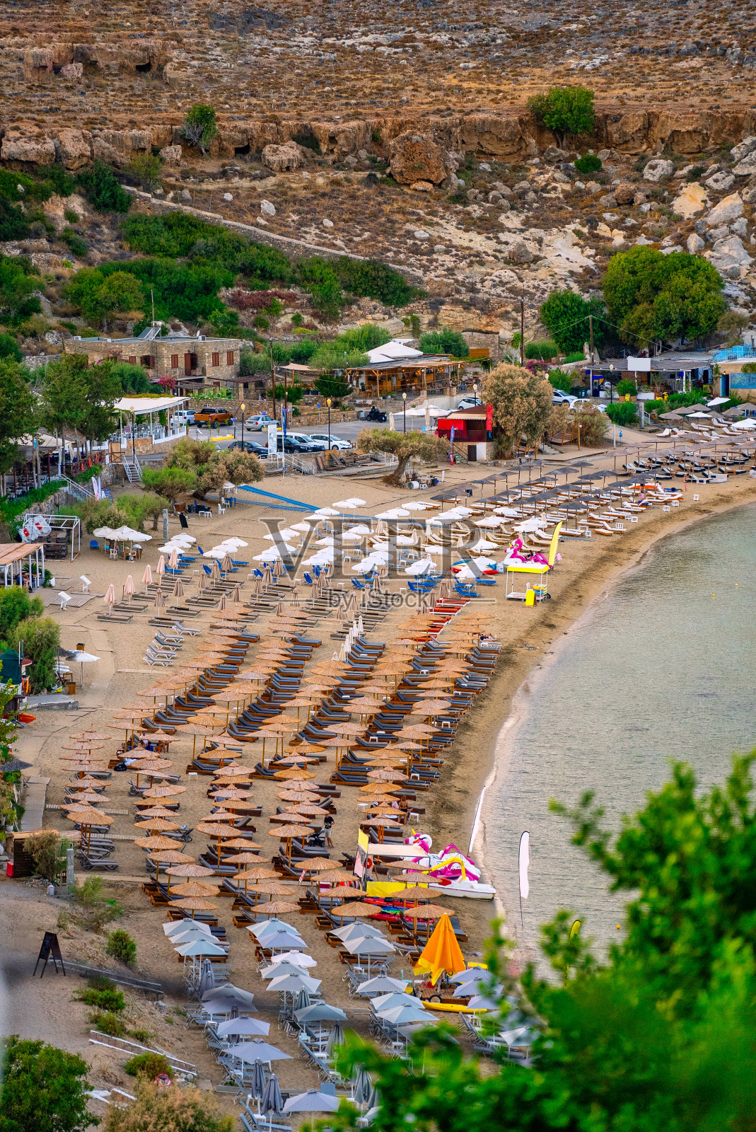 希腊罗德岛上的林多斯海滩。照片摄影图片