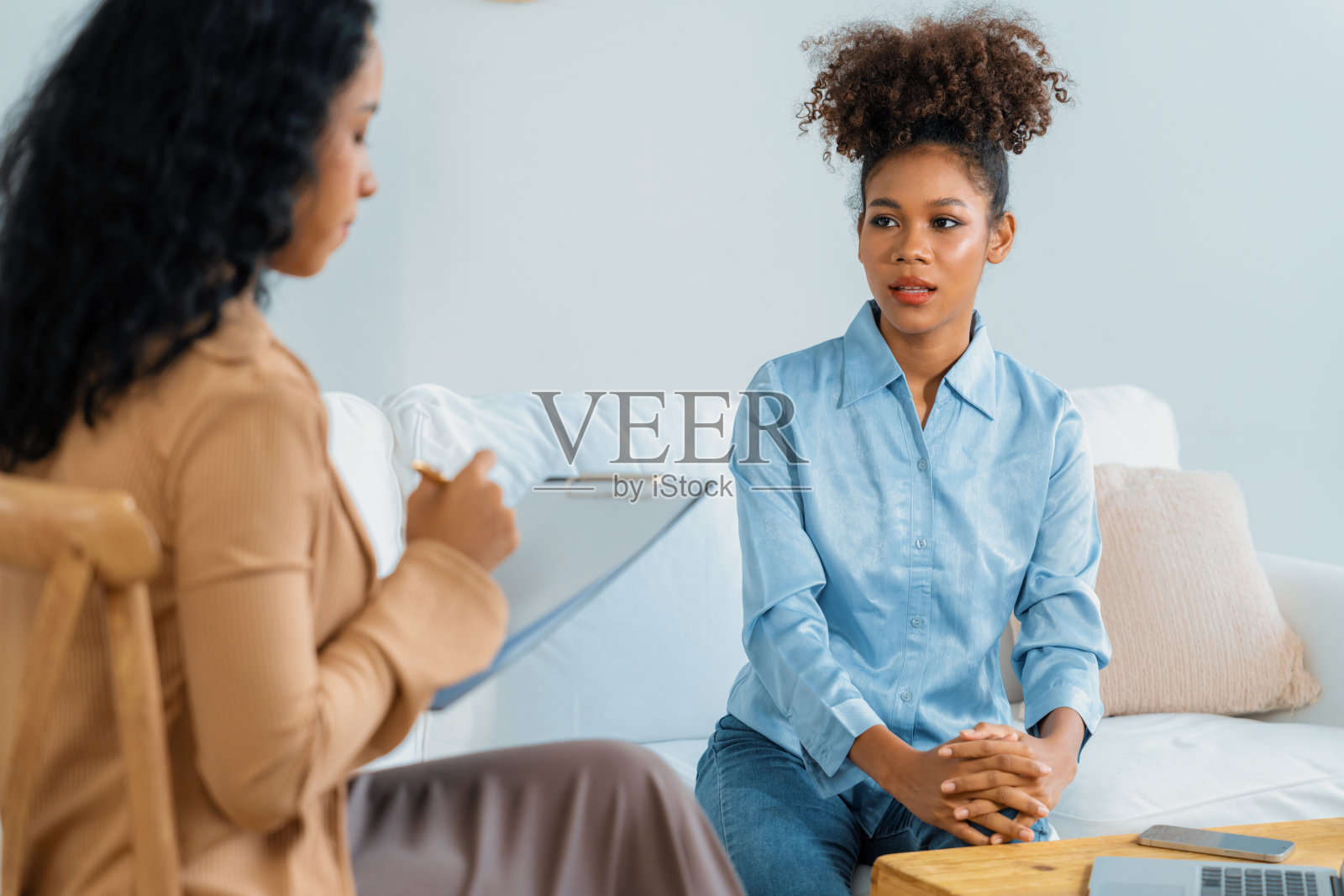 快乐的病人与心理医生在临床进行心理上的关键对话照片摄影图片