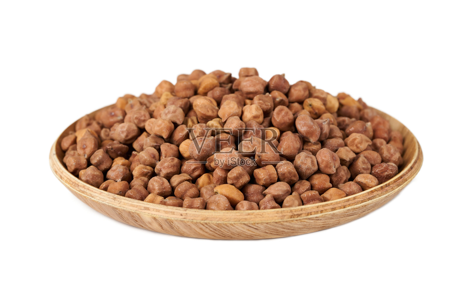 堆生的黑色鹰嘴豆鹰嘴豆豆科植物孤立在白色的背景。一堆分离的黑鹰嘴豆。木碗里的生鹰嘴豆照片摄影图片