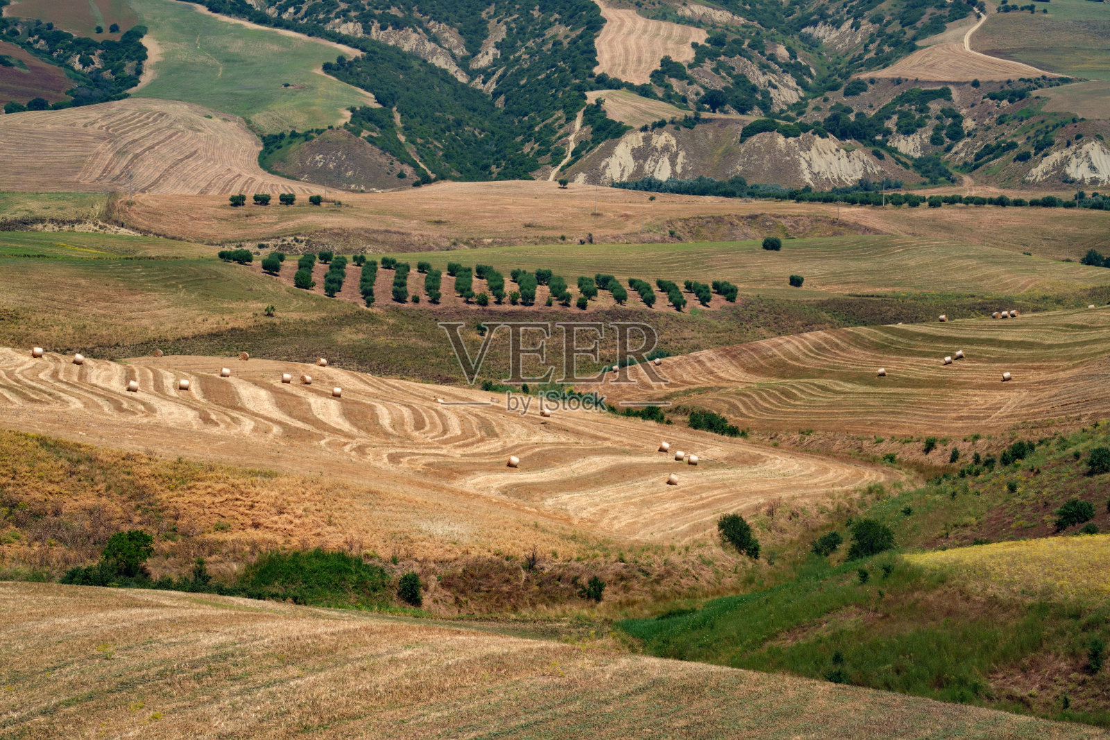 特里卡里科和石窟附近的乡村景观,巴西利卡塔,意大利照片摄影图片