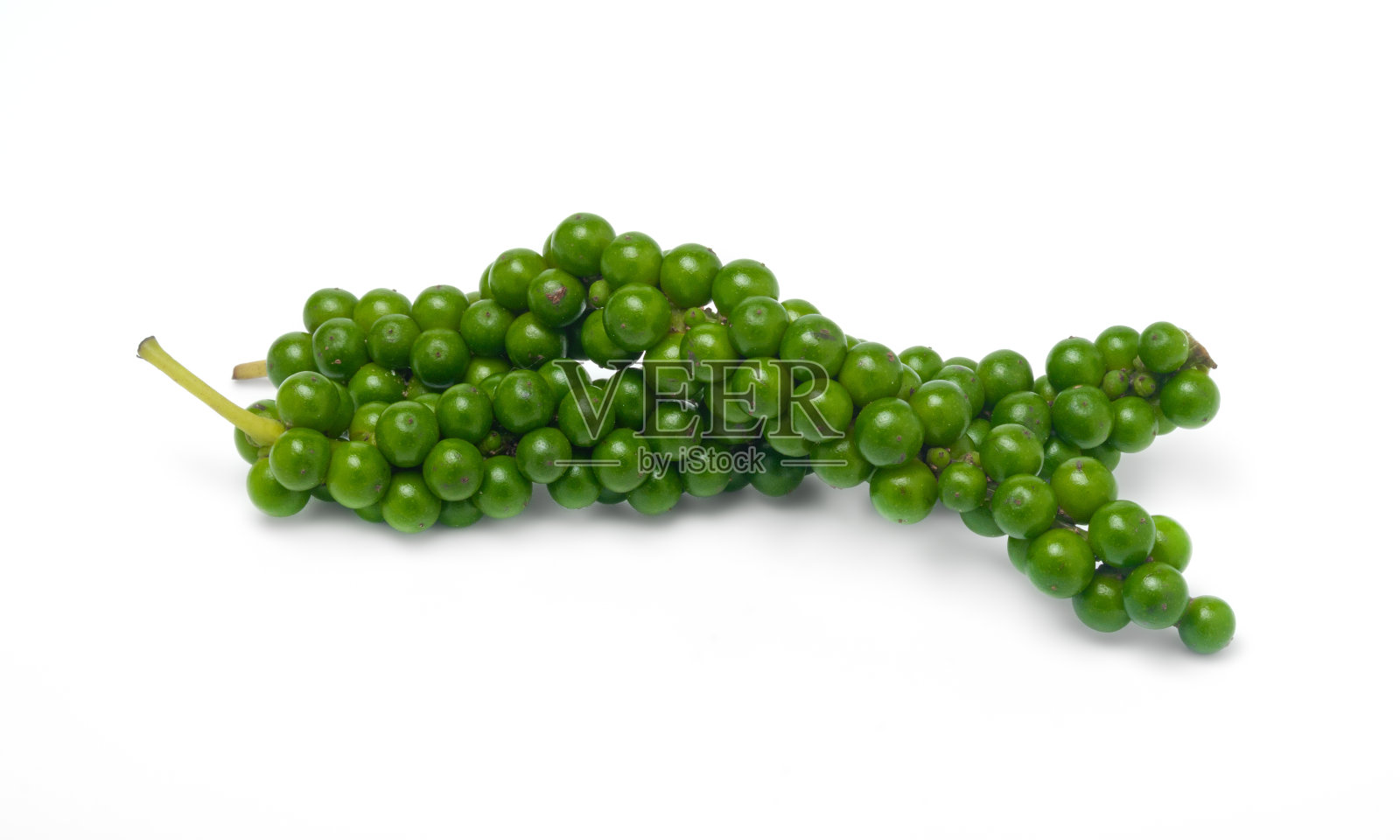 白色背景上的新鲜胡椒特写。烹饪用香料照片摄影图片