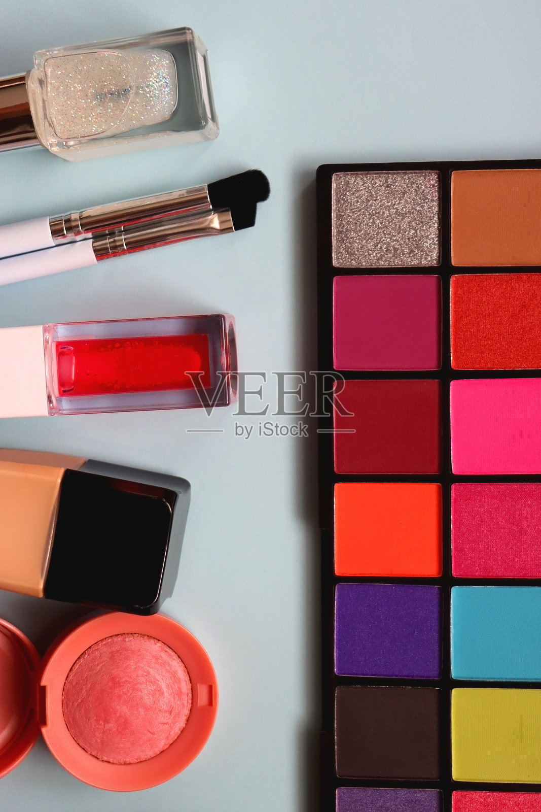 蓝色背景上的各种化妆产品照片摄影图片