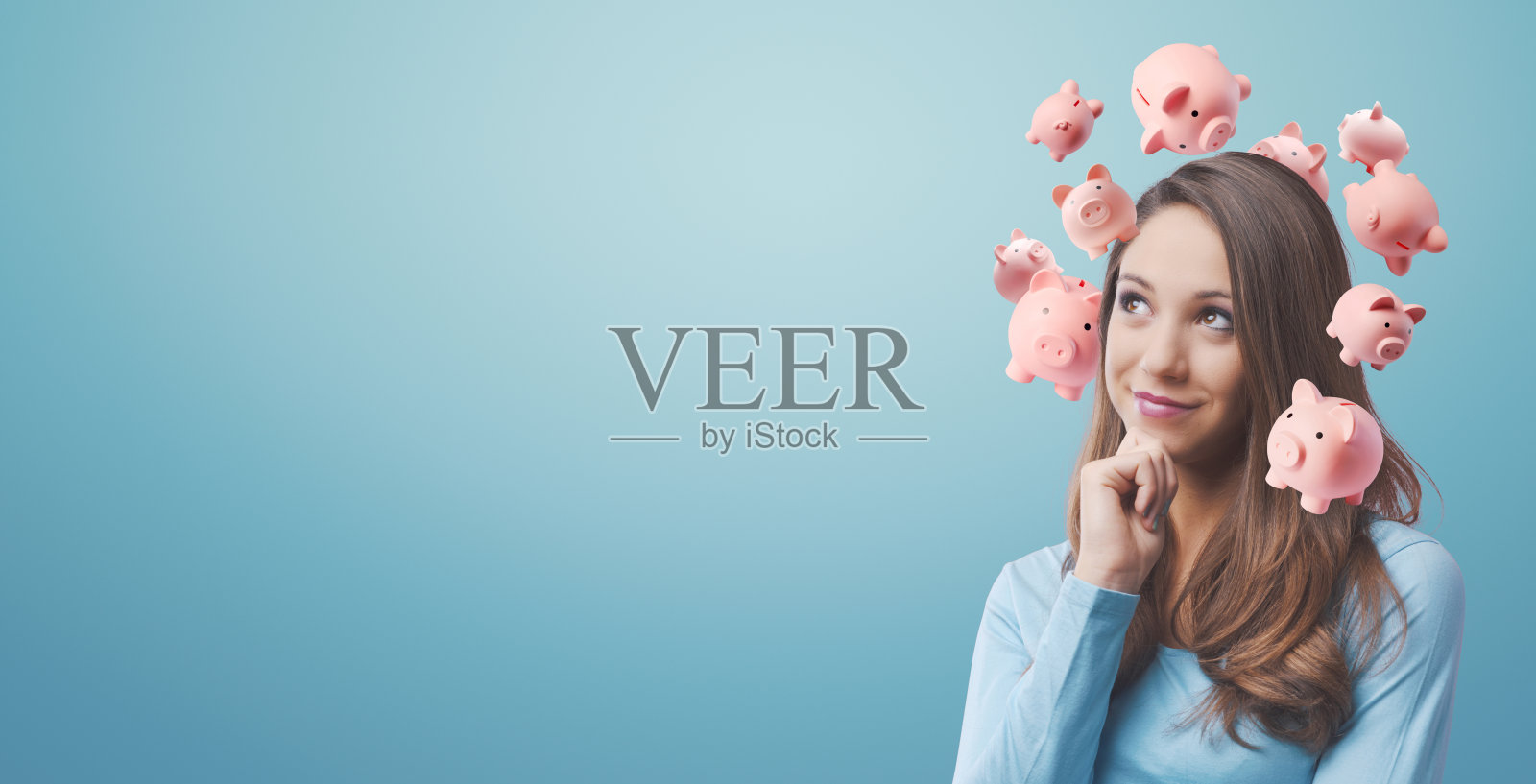 聪明的年轻女人在规划她的投资照片摄影图片