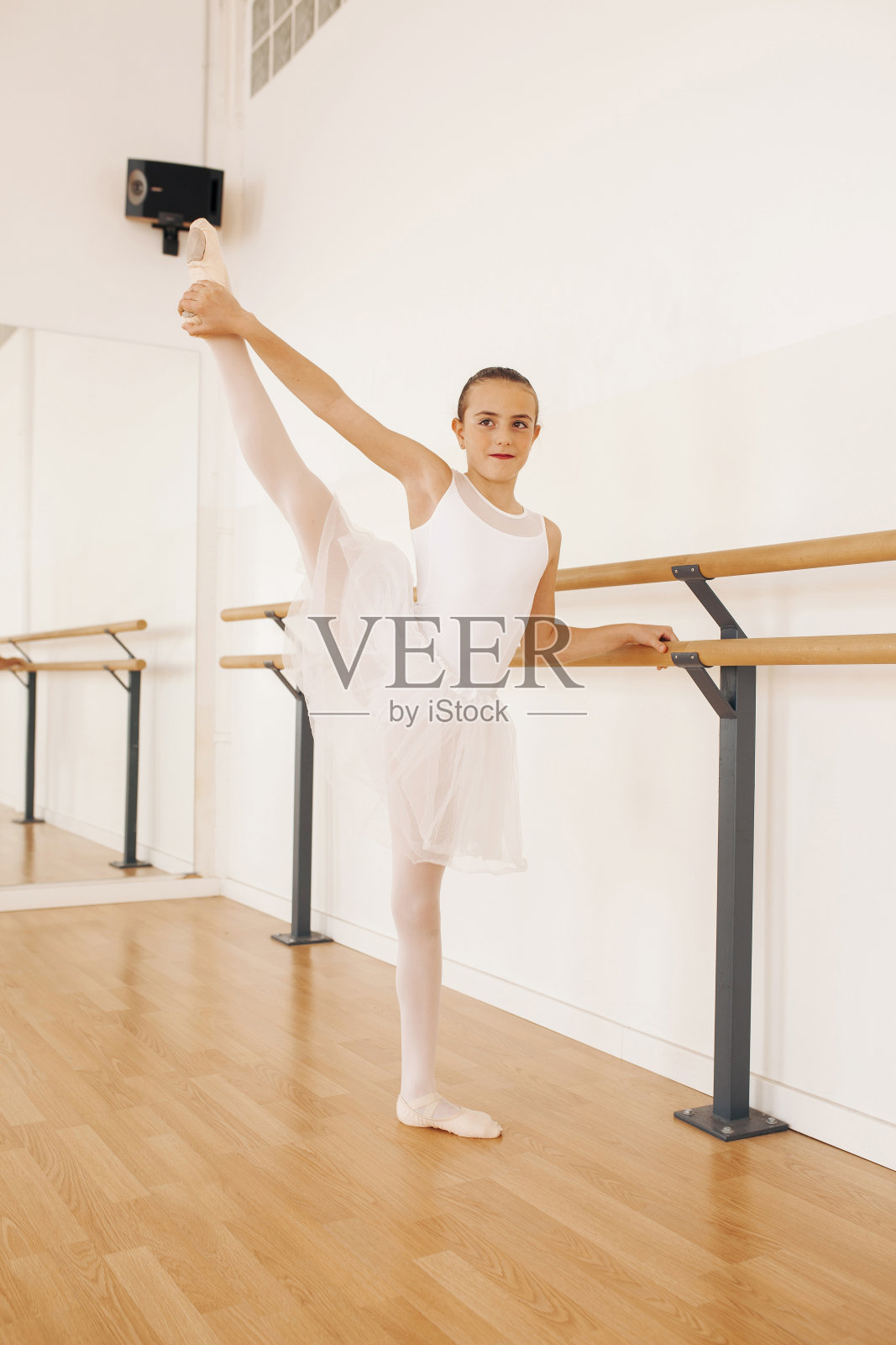 柔韧的芭蕾舞演员在舞蹈工作室练习照片摄影图片