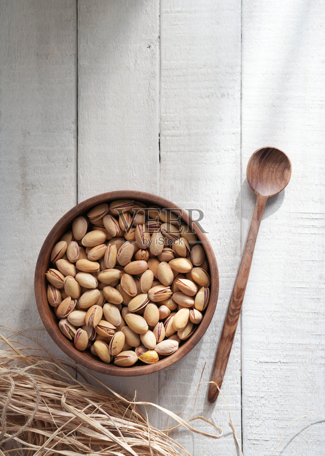 开心果碗在白色的木制背景照片摄影图片