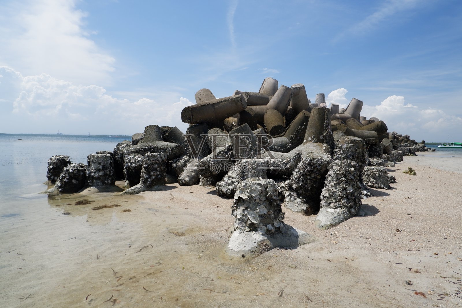 混凝土四足防波堤的石头被堆放起来以防止磨损照片摄影图片