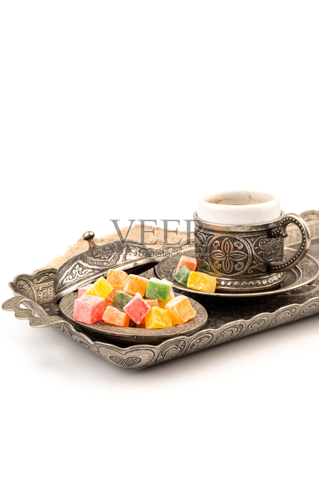 土耳其咖啡与土耳其软糖正宗的金属板,隔离在白色背景照片摄影图片