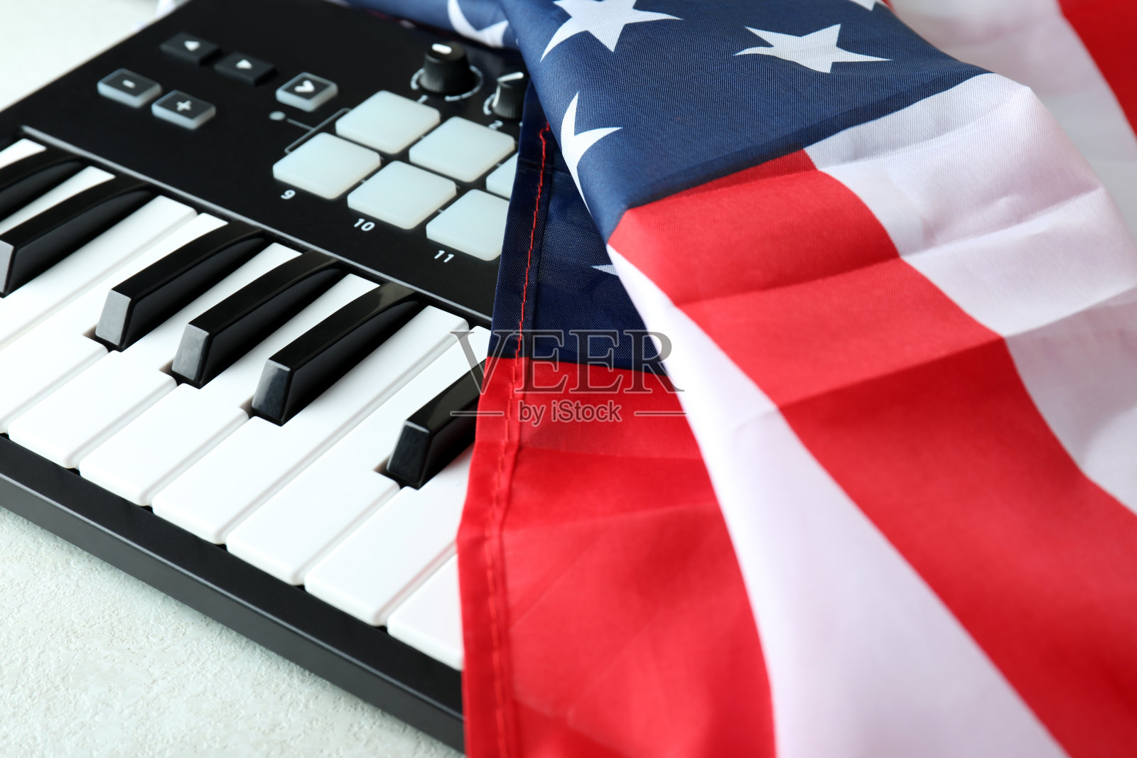 迷笛键盘和美国国旗在白色纹理的背景照片摄影图片