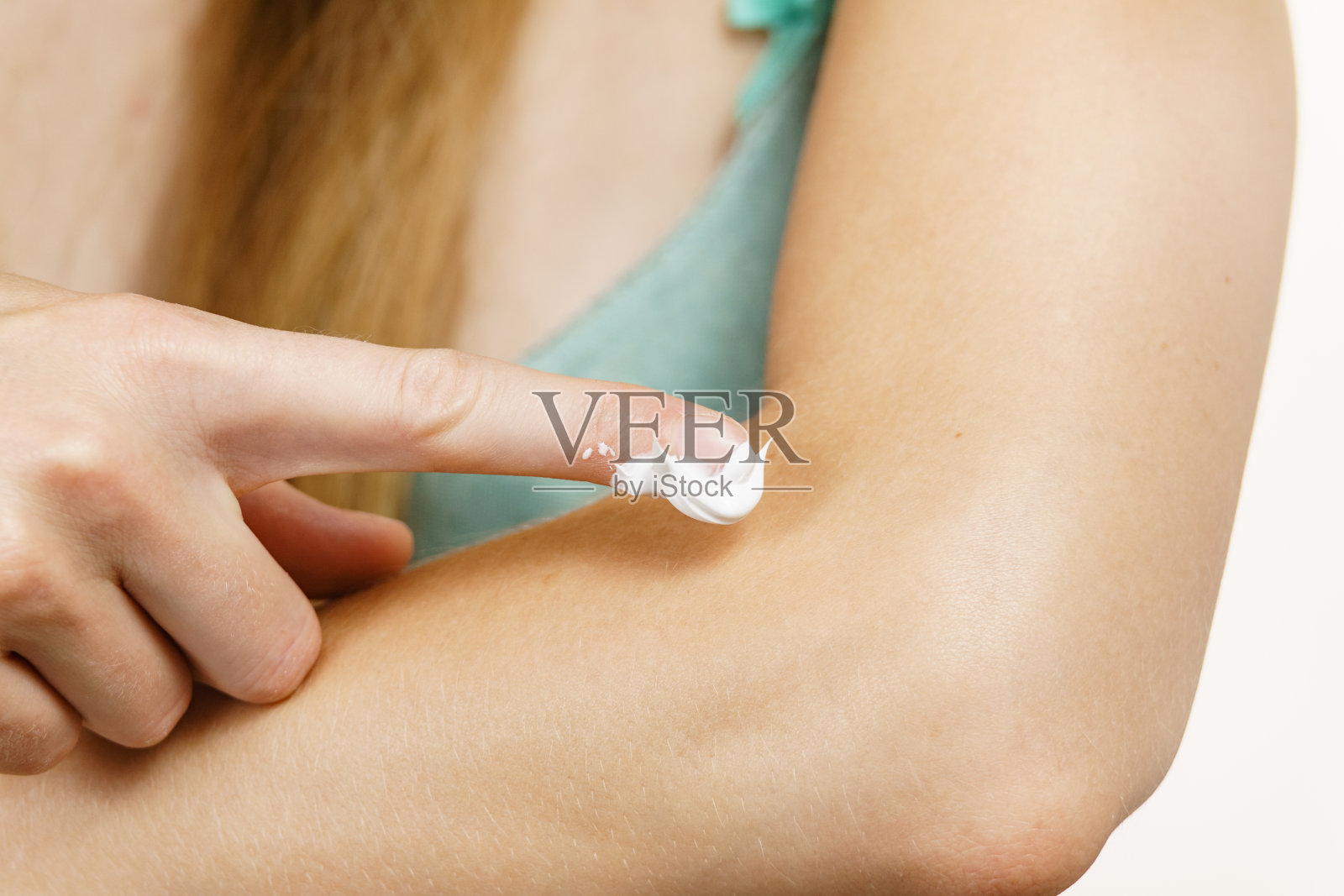 女士在身上涂抹保湿霜照片摄影图片