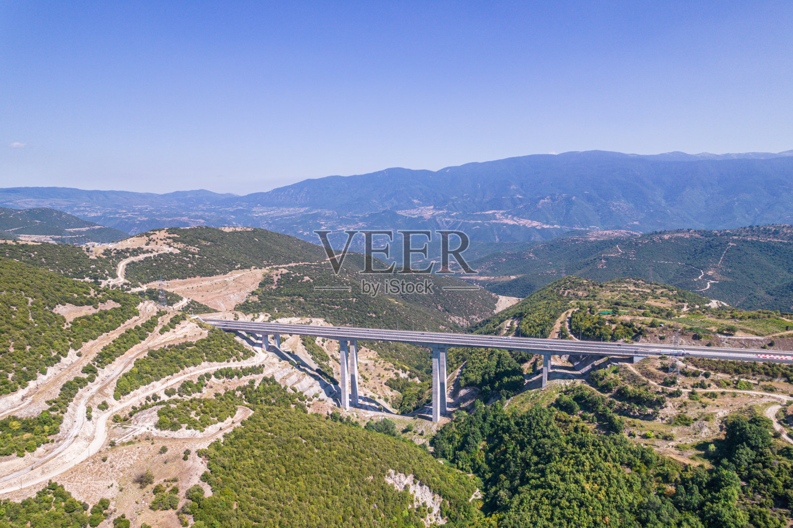 全景的山顶,公路桥在阳光明媚的夏季天气在希腊。鸟瞰图照片摄影图片