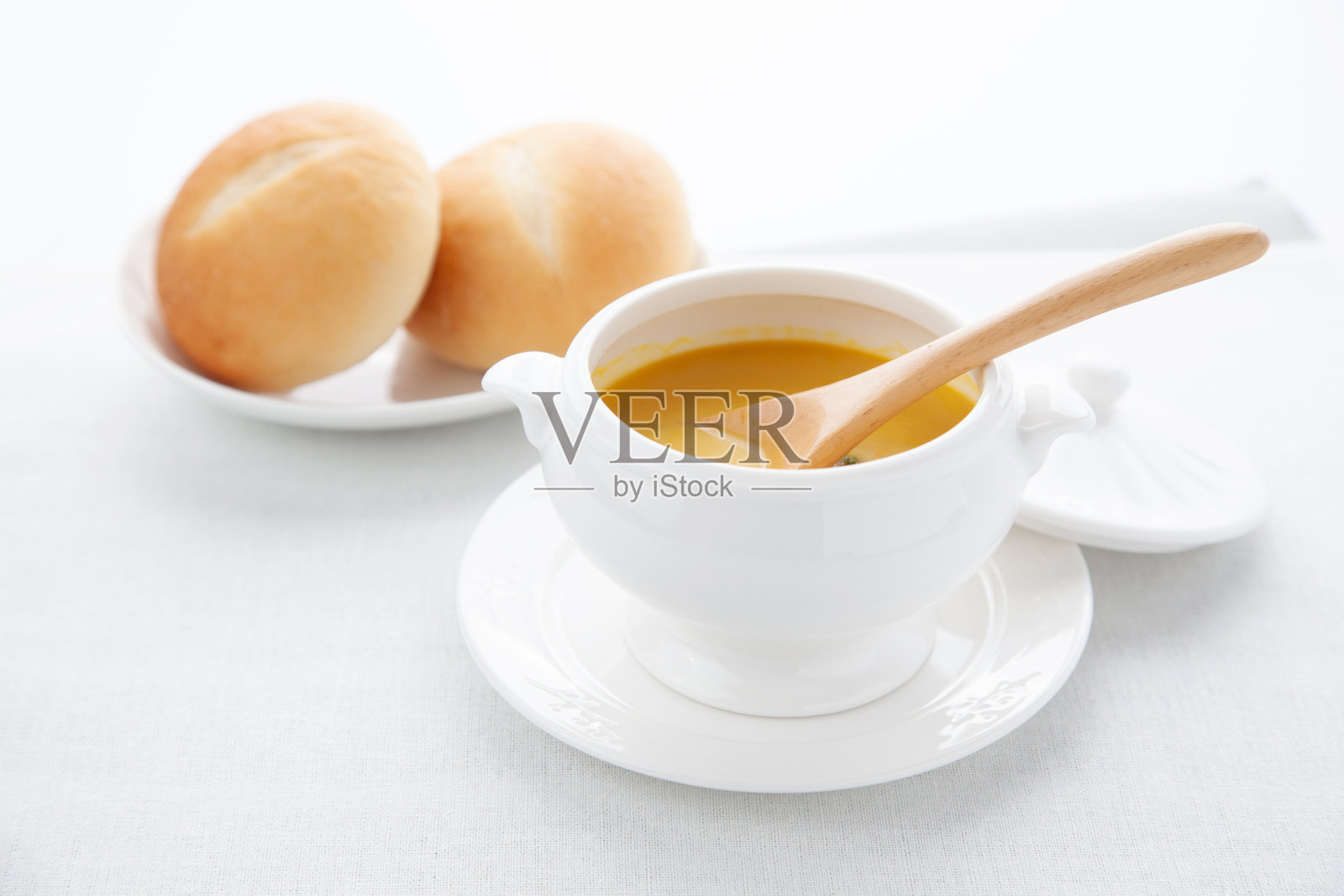 南瓜汤孤立在餐桌上照片摄影图片