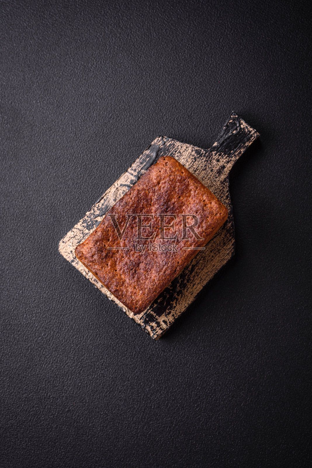 美味的新鲜脆皮黑面包与种子和谷物照片摄影图片