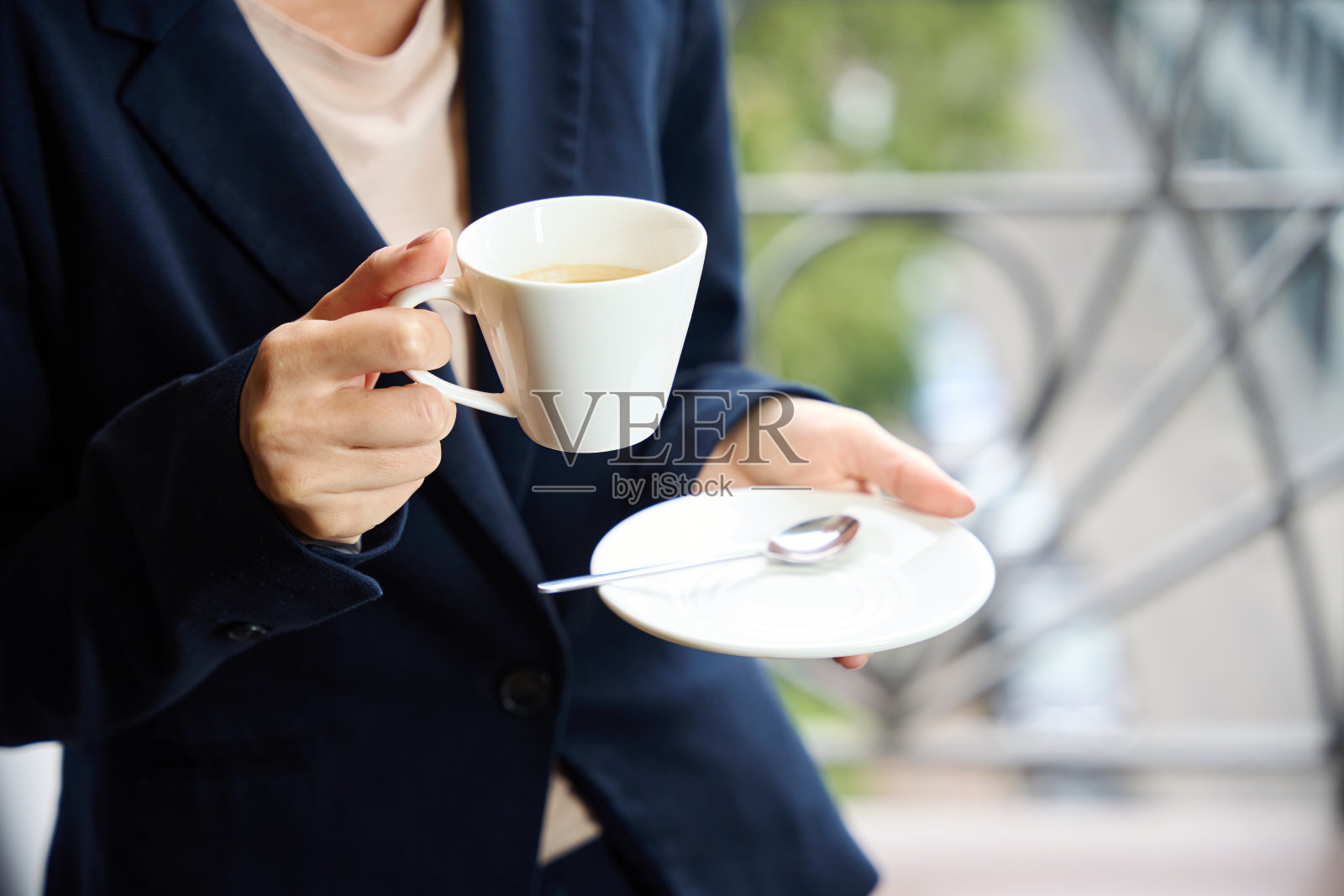 时尚的商务女士在早晨喝着浓缩咖啡照片摄影图片