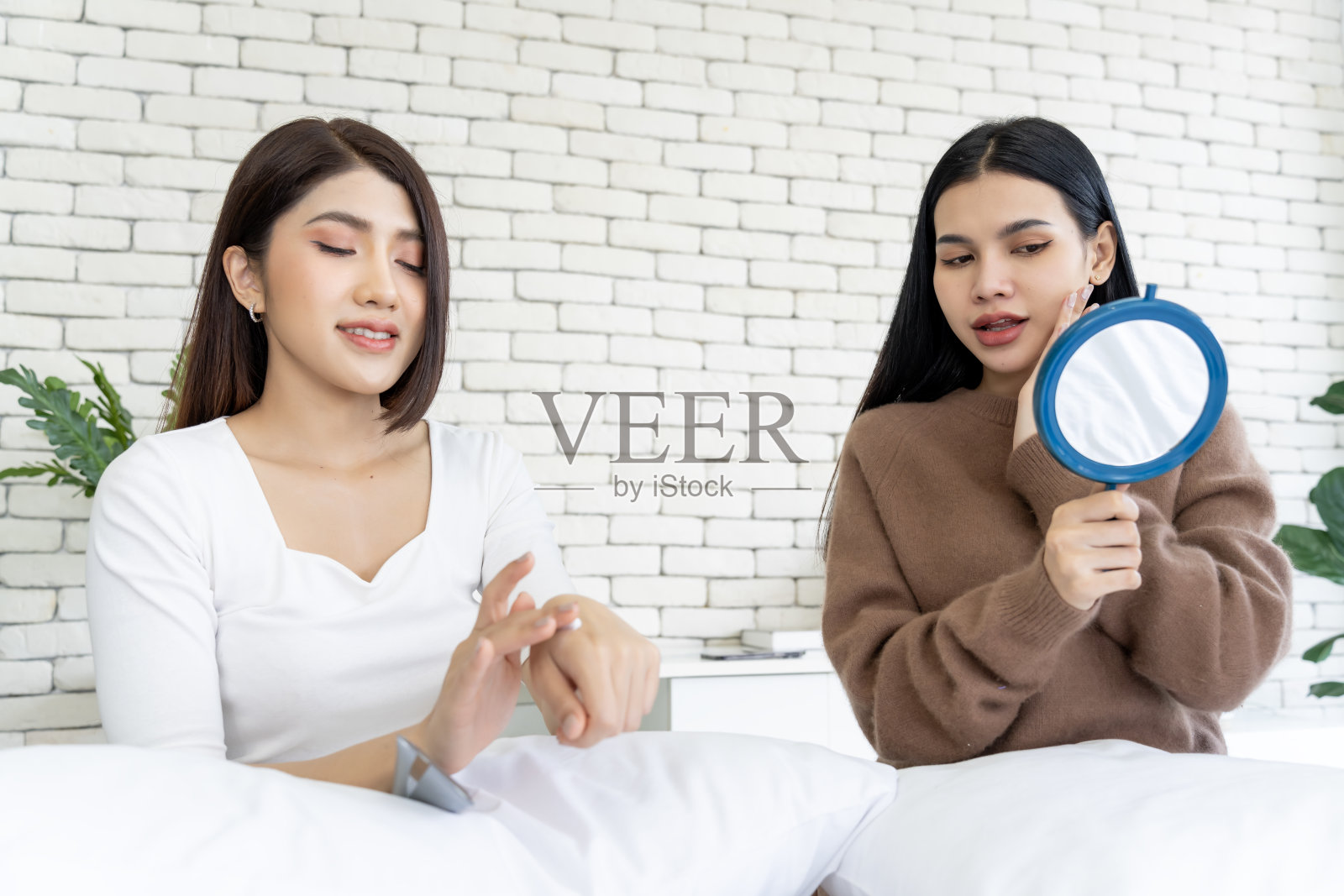 美容,光彩和女性触摸她的皮肤后,美容和微笑的结果满意照片摄影图片