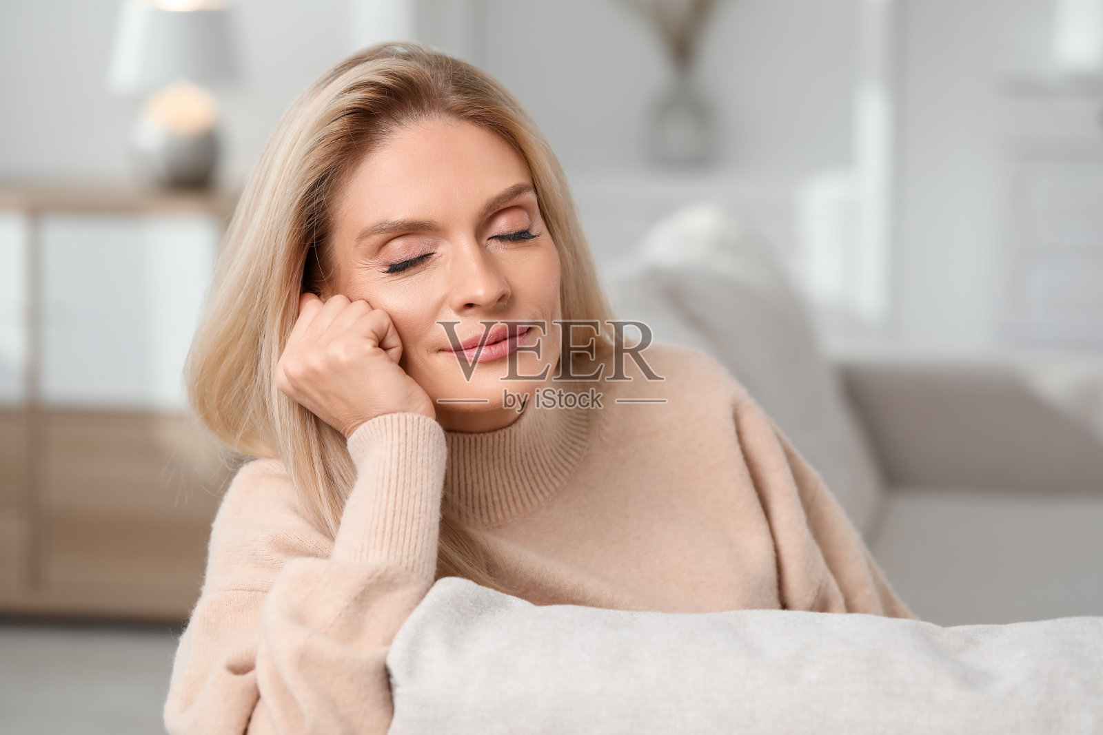 美丽的金发中年妇女在室内的肖像照片摄影图片