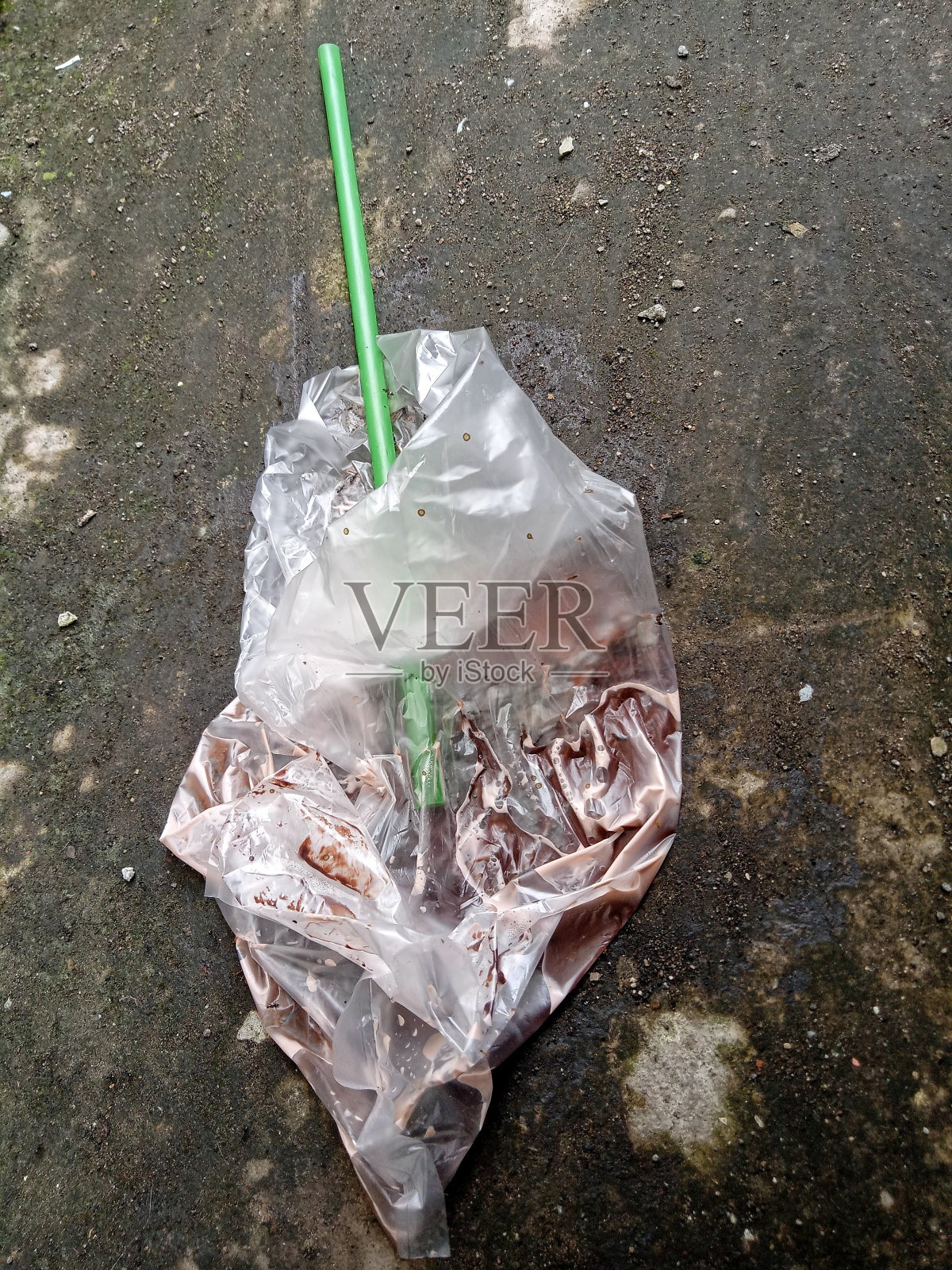 路边的塑料垃圾照片摄影图片