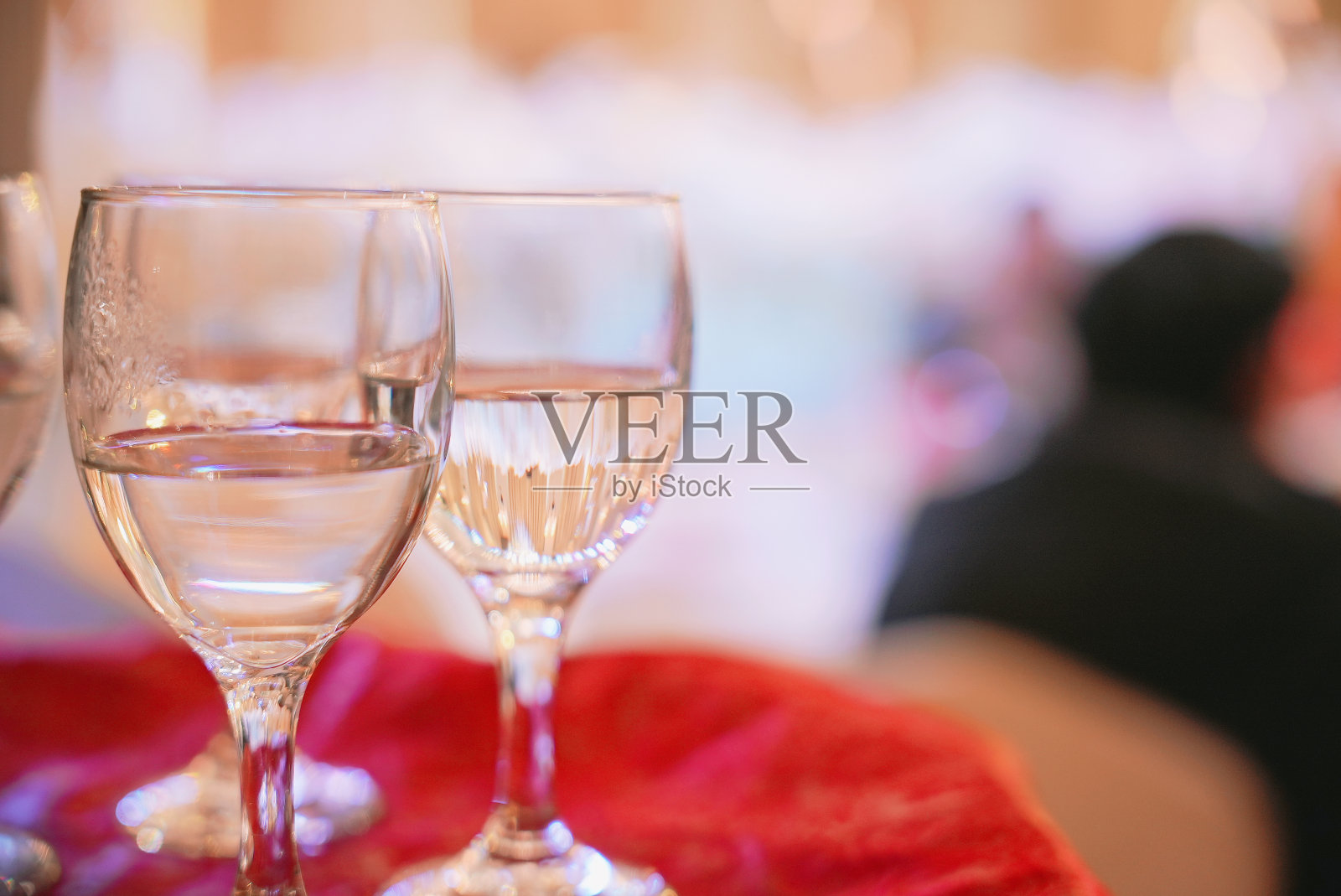 宴会上酒杯的特写照片摄影图片