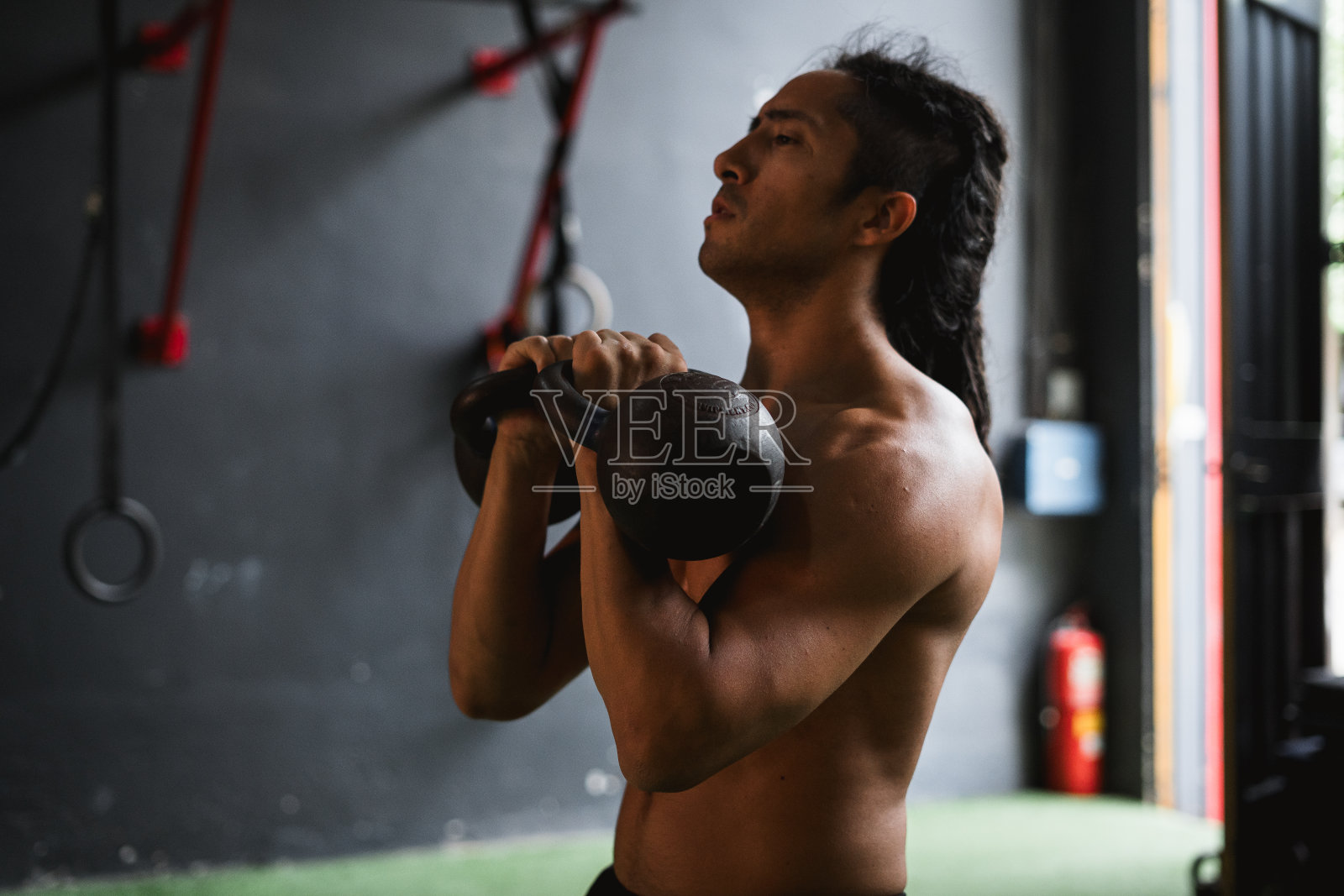 一个人在健身房锻炼照片摄影图片