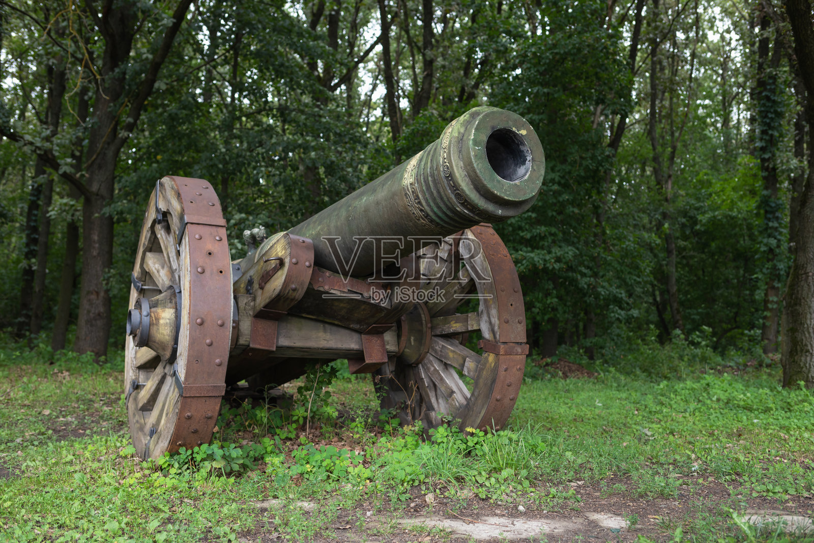 公园里的老式装饰大炮,带有圆形木轮照片摄影图片