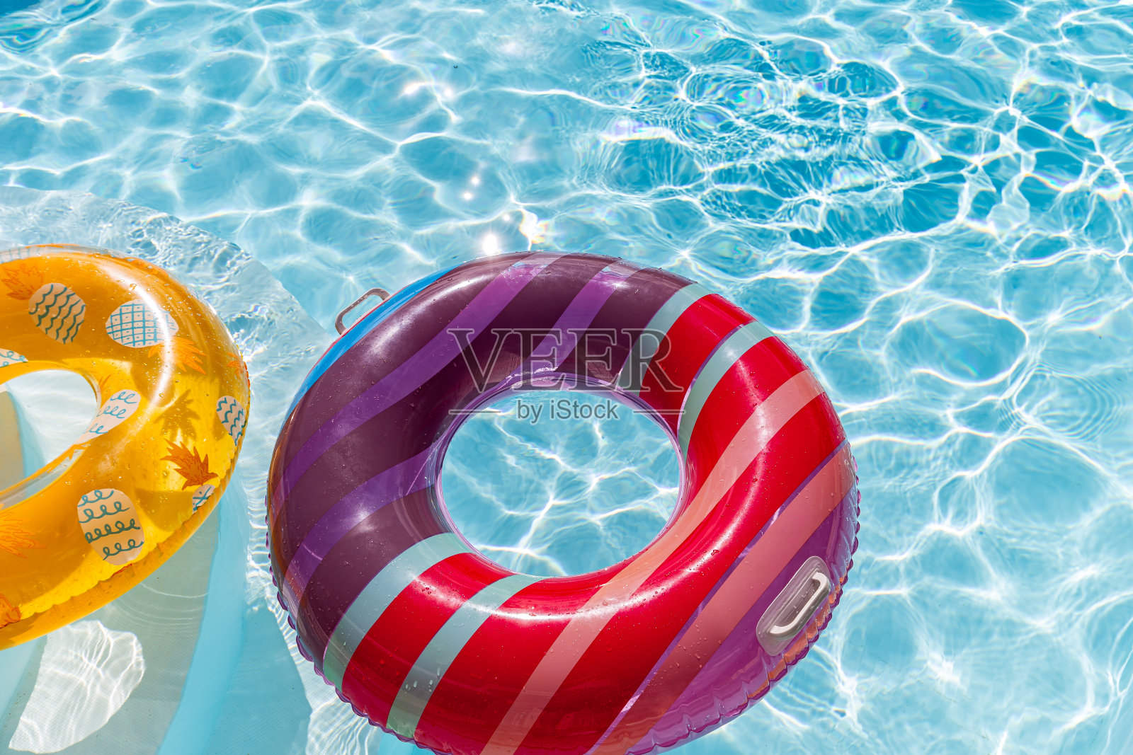 夏天游泳池里五颜六色的浮标照片摄影图片