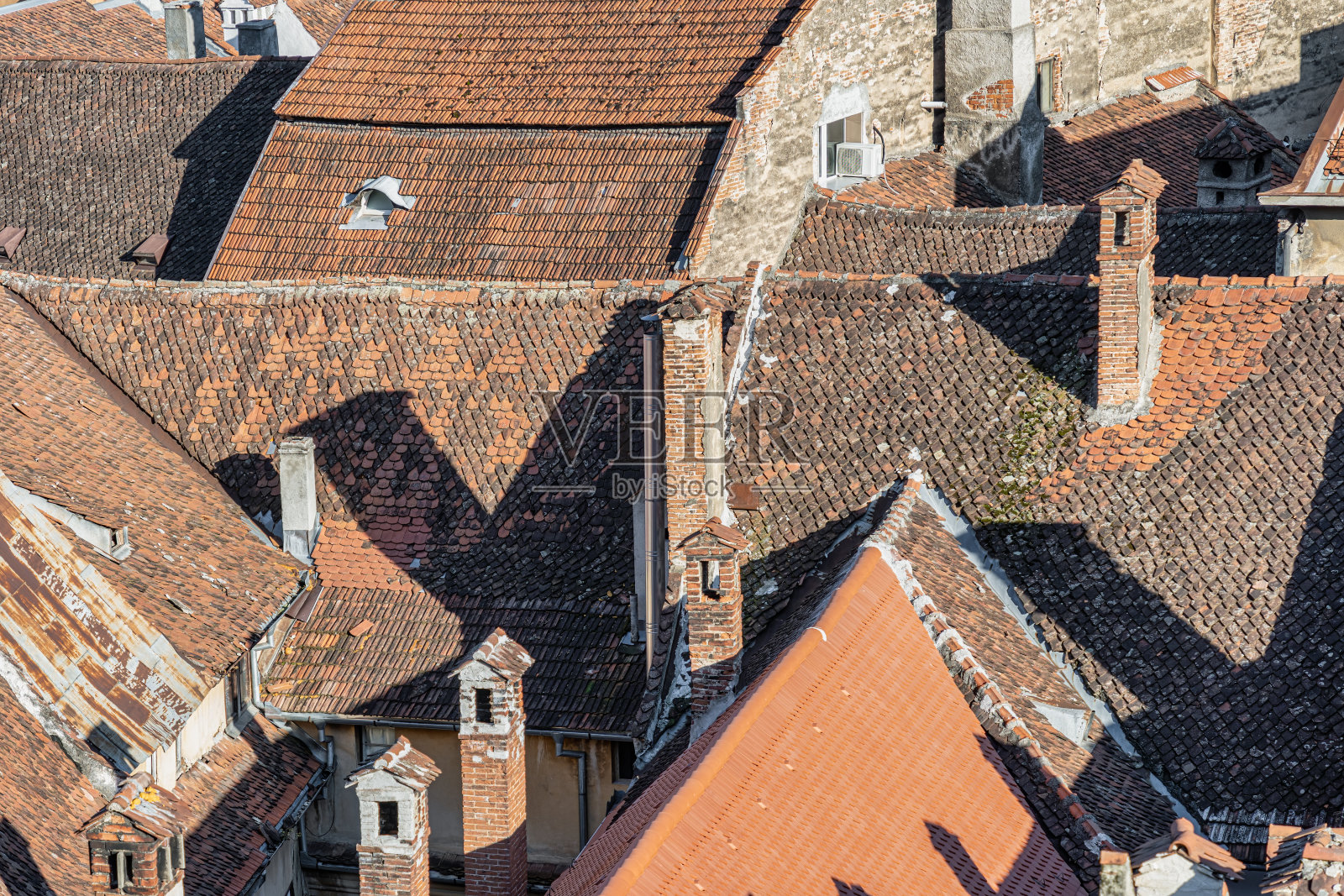 罗马尼亚布拉索夫老城的红砖屋顶照片摄影图片