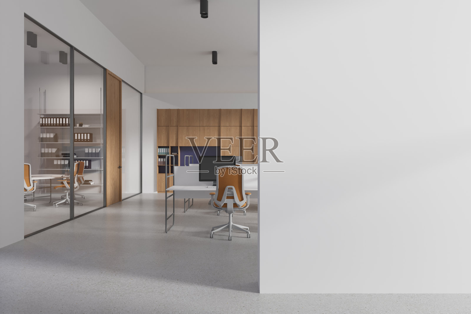 现代化的办公室内部,有联合办公和玻璃会议室,模拟墙照片摄影图片