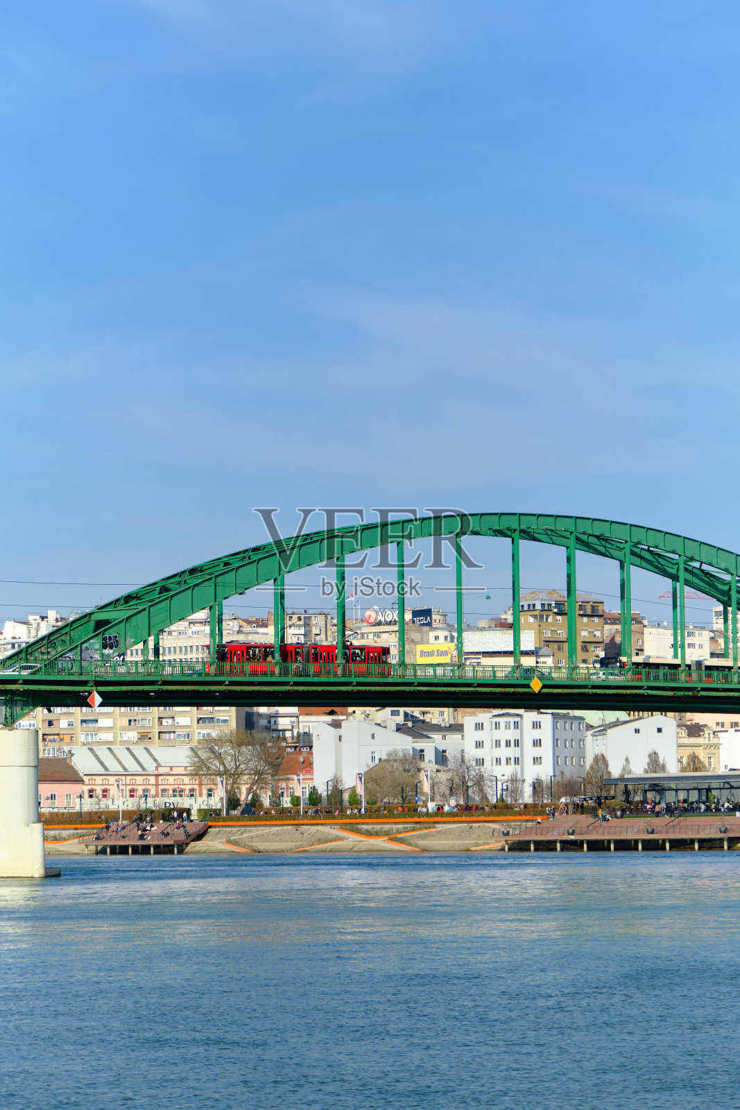 在阳光明媚的春日里,萨瓦河对岸的老城区和绿色的铁路桥一览无余。贝尔格莱德,塞尔维亚- 03.09.2024。照片摄影图片