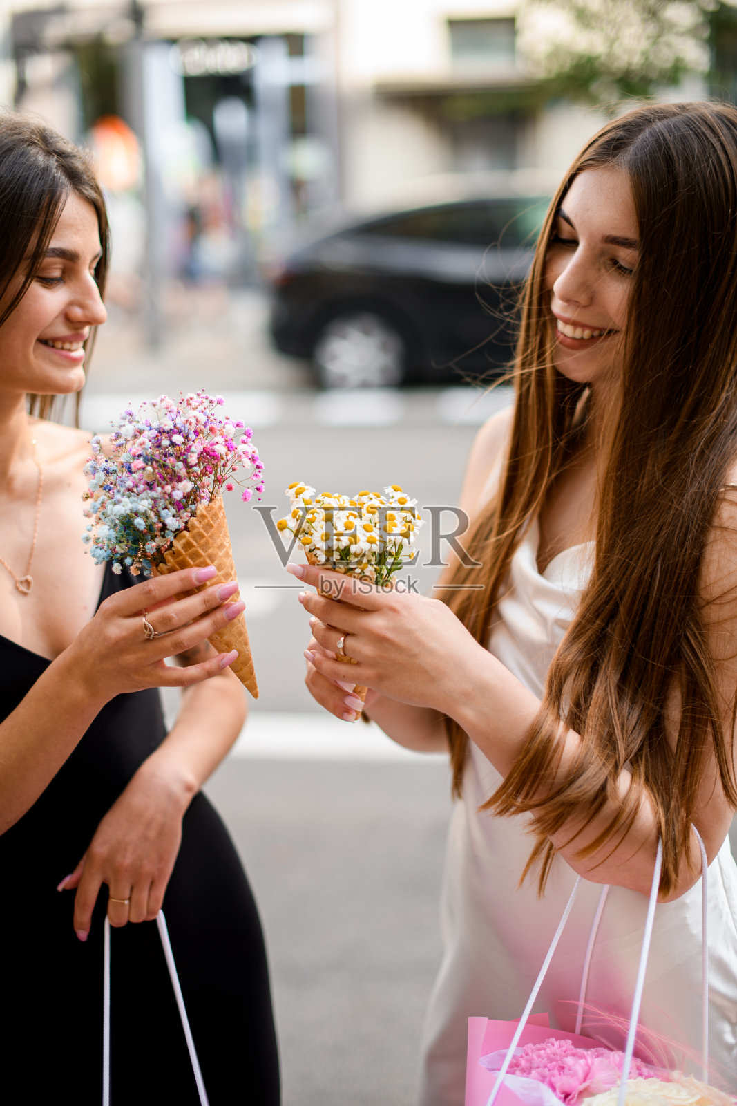 花锥对。两位女士手持独特的小花束。照片摄影图片