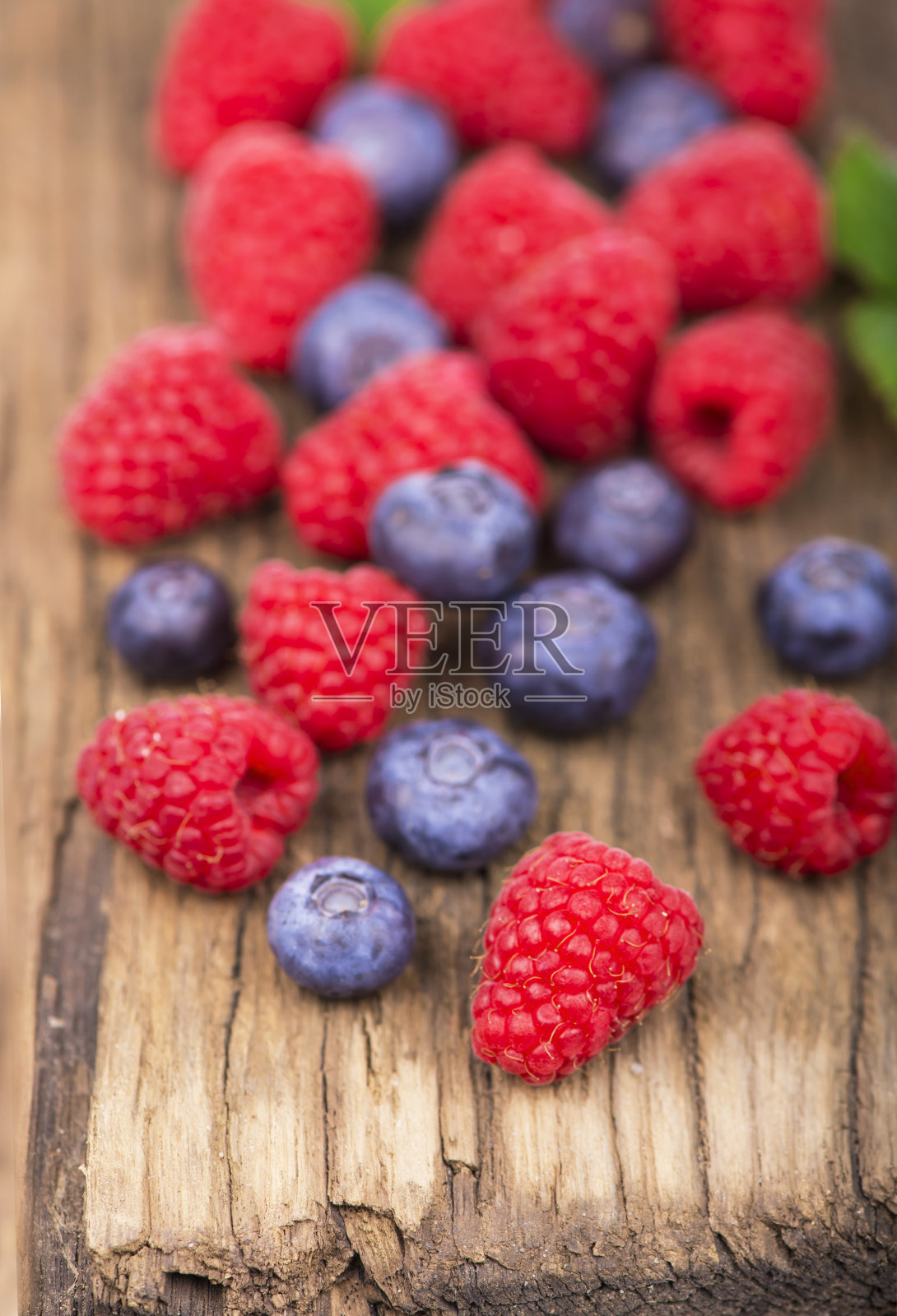 木制背景上的马卡龙照片摄影图片
