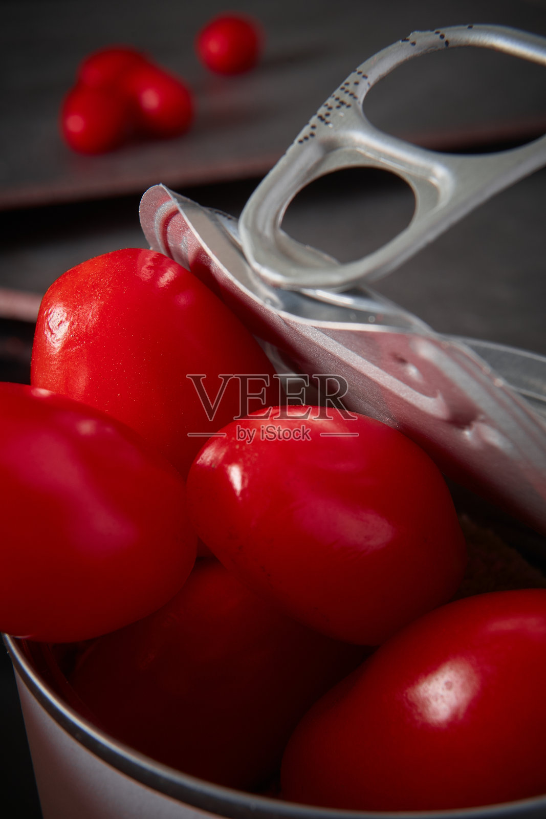 葡萄番茄从易拉罐里炸出来照片摄影图片