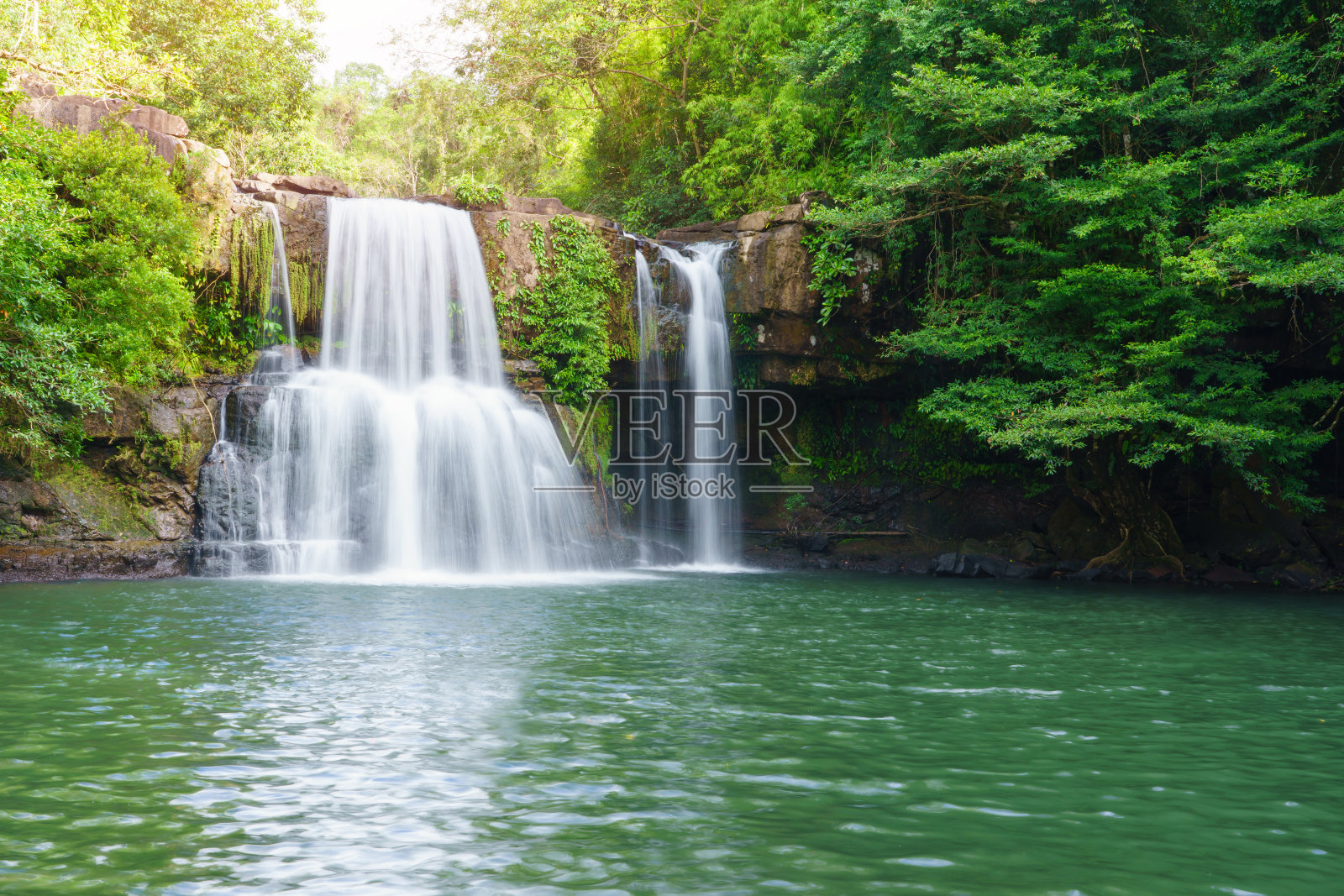 Klong Chao瀑布在泰国的Koh good岛平静的瀑布和绿色的水。照片摄影图片