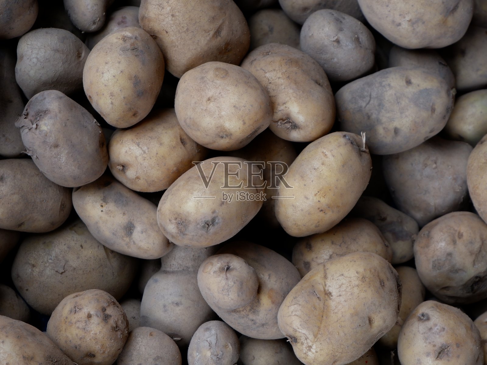 北苏门答腊省曼德勒纳塔尔省,潘亚本甘传统市场上出售的土豆。适合作为背景照片摄影图片