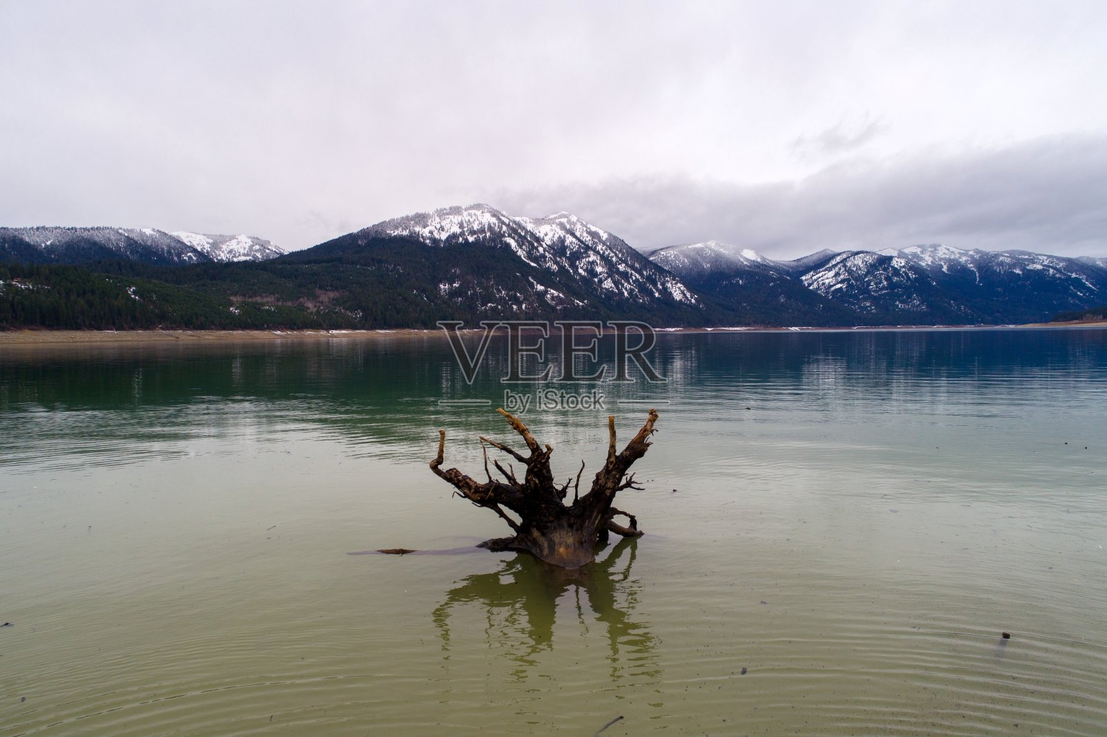 克埃勒姆湖和喀斯喀特山脉照片摄影图片