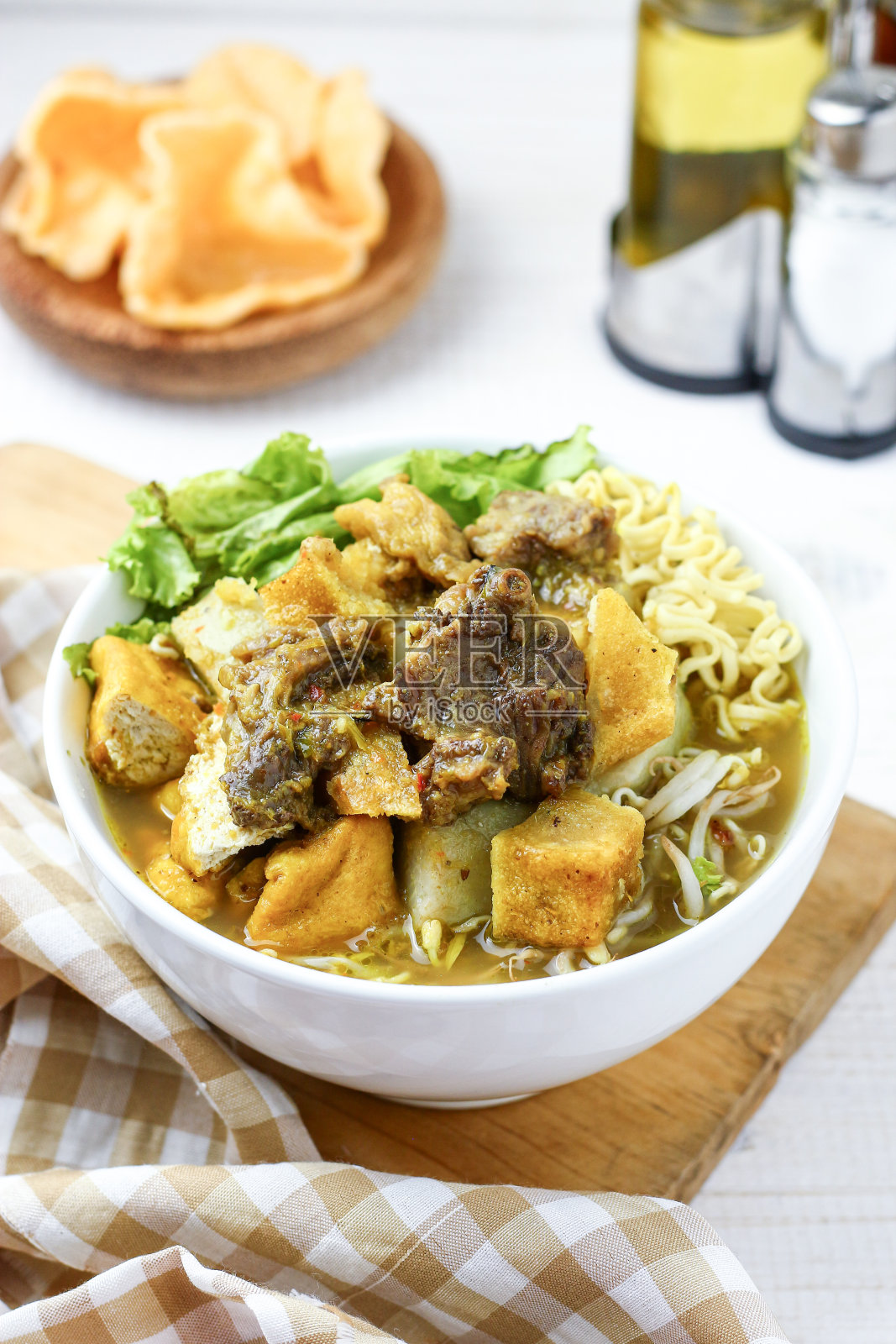 拉蒙干塔湖校区。黄汤拌豆腐、蔬菜、牛肉。照片摄影图片