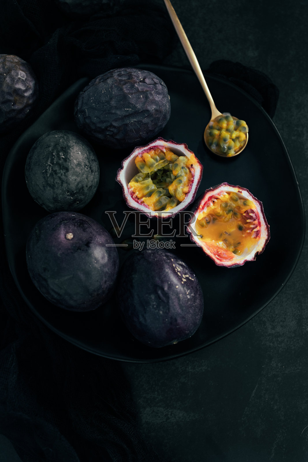 情调背景下的奇异百香果照片摄影图片