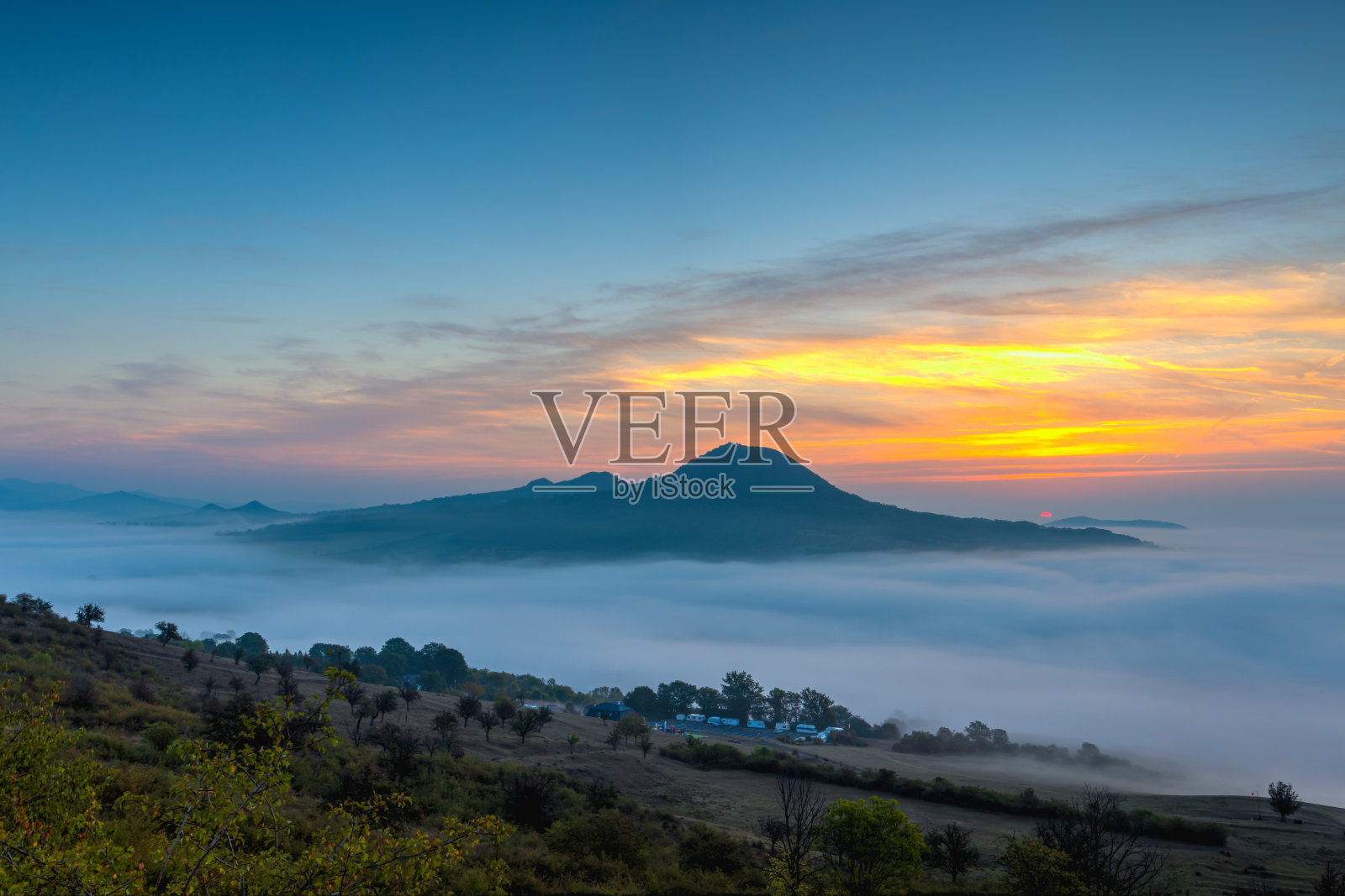 捷克共和国中部波西米亚高地的秋日日出照片摄影图片