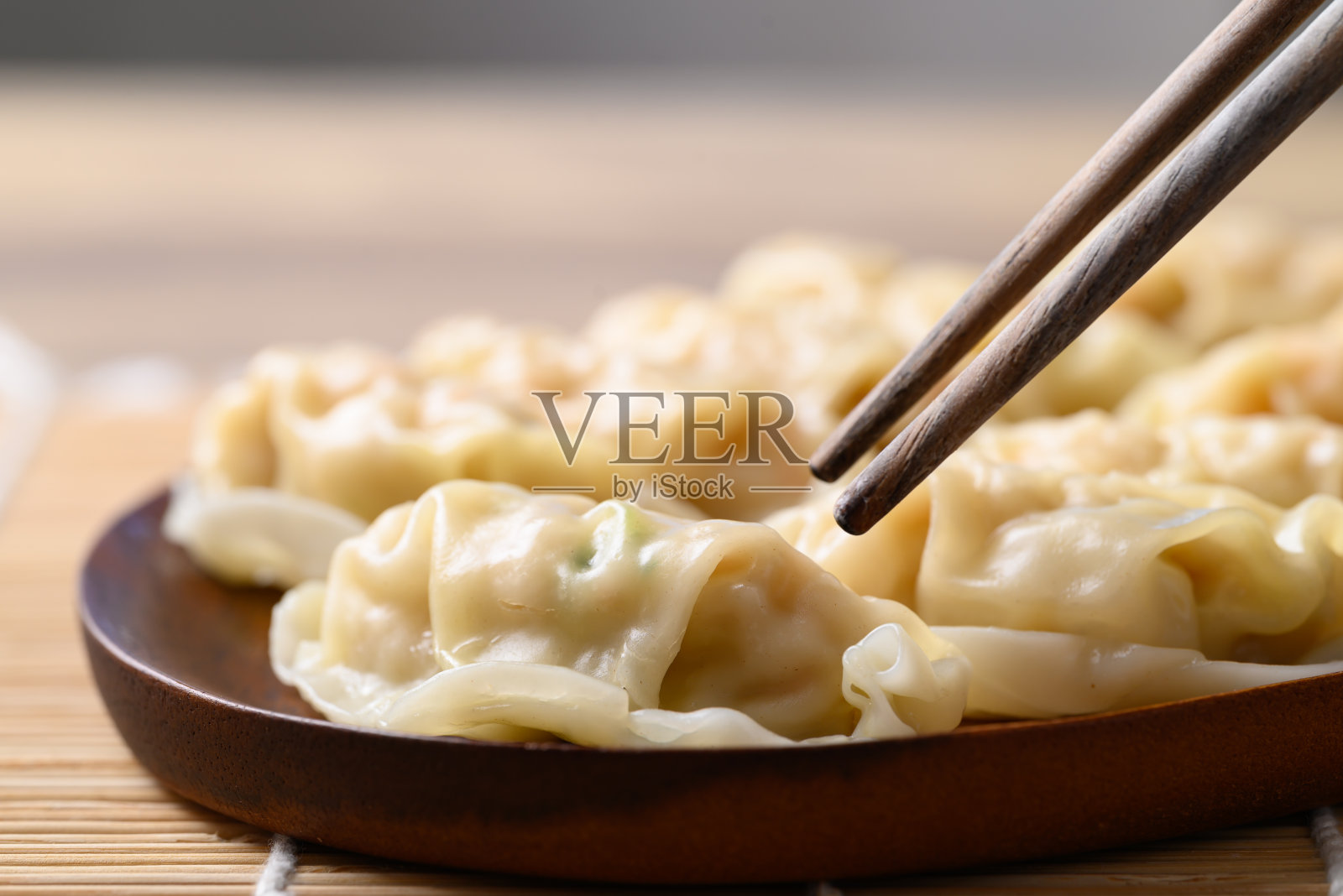 用猪肉末和鸡肉馅的蒸馄饨可以吃了照片摄影图片