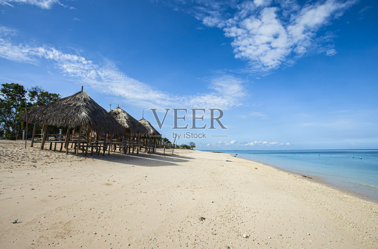 位于印尼东努沙登加拉库邦的热带天堂——Tablolong海滩的美丽景色和传统凉亭。照片摄影图片