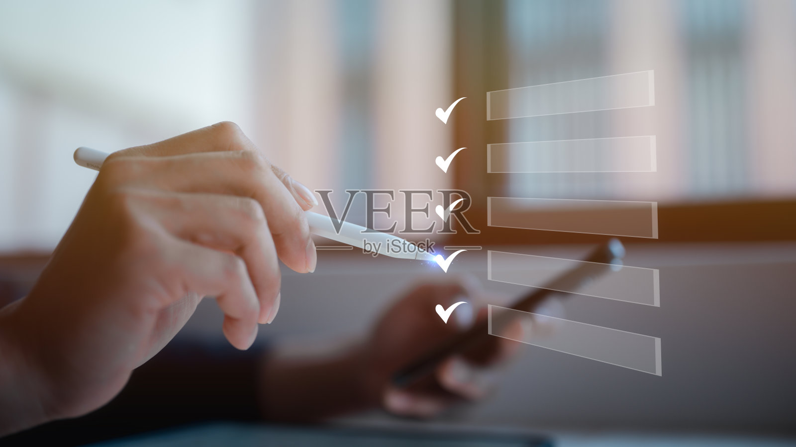 DevOps概念,软件开发,IT运维,敏捷编程,商务人员手动在复选框中勾选正确的符号,质量文档控制检查表和业务批准项目概念照片摄影图片