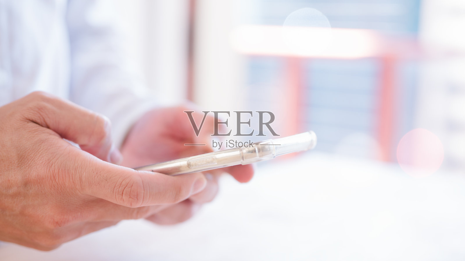 社会化媒体营销传播概念。用手用智能手机打字、聊天或网上购物照片摄影图片