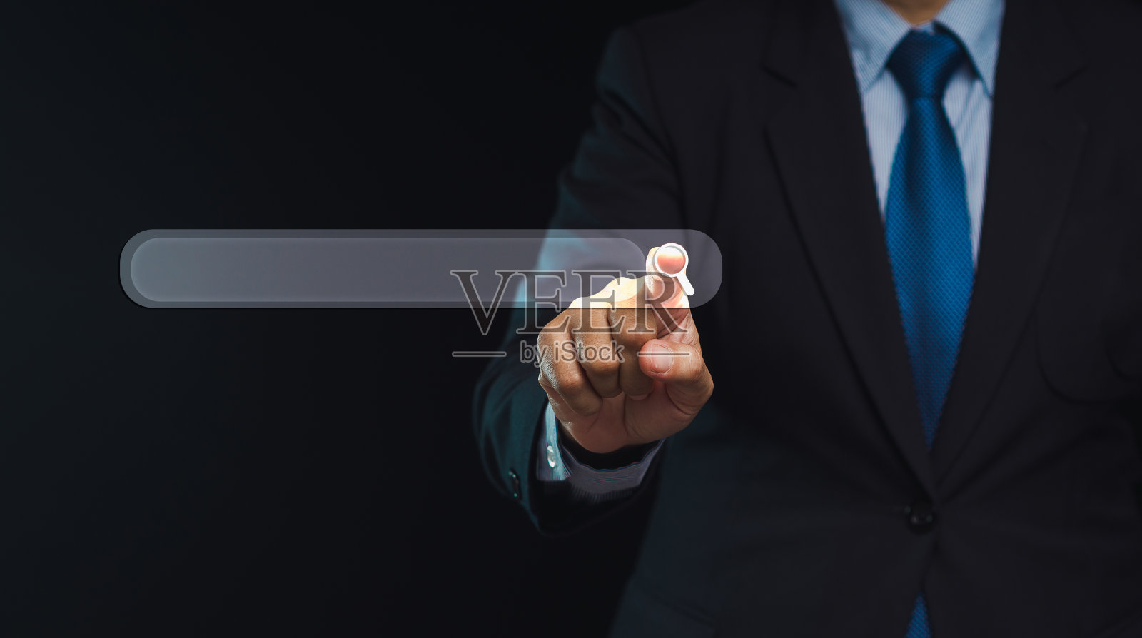 商人站在黑色背景上,触摸虚拟屏幕上的搜索图标。照片摄影图片