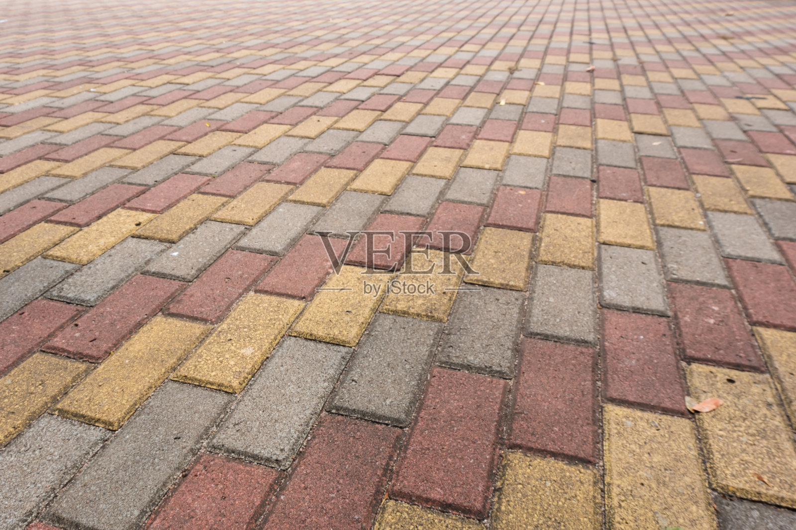 五颜六色的鹅卵石路面。铺砖五颜六色。照片摄影图片