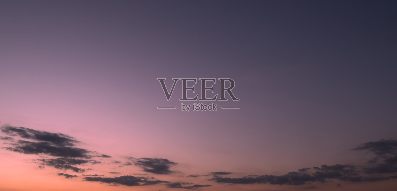 湛蓝的天空和云彩全景,蓝天的背景有细小的云彩。蓝天上的白云。迷人的股票照片,以迷人的美丽的天空和云。照片摄影图片