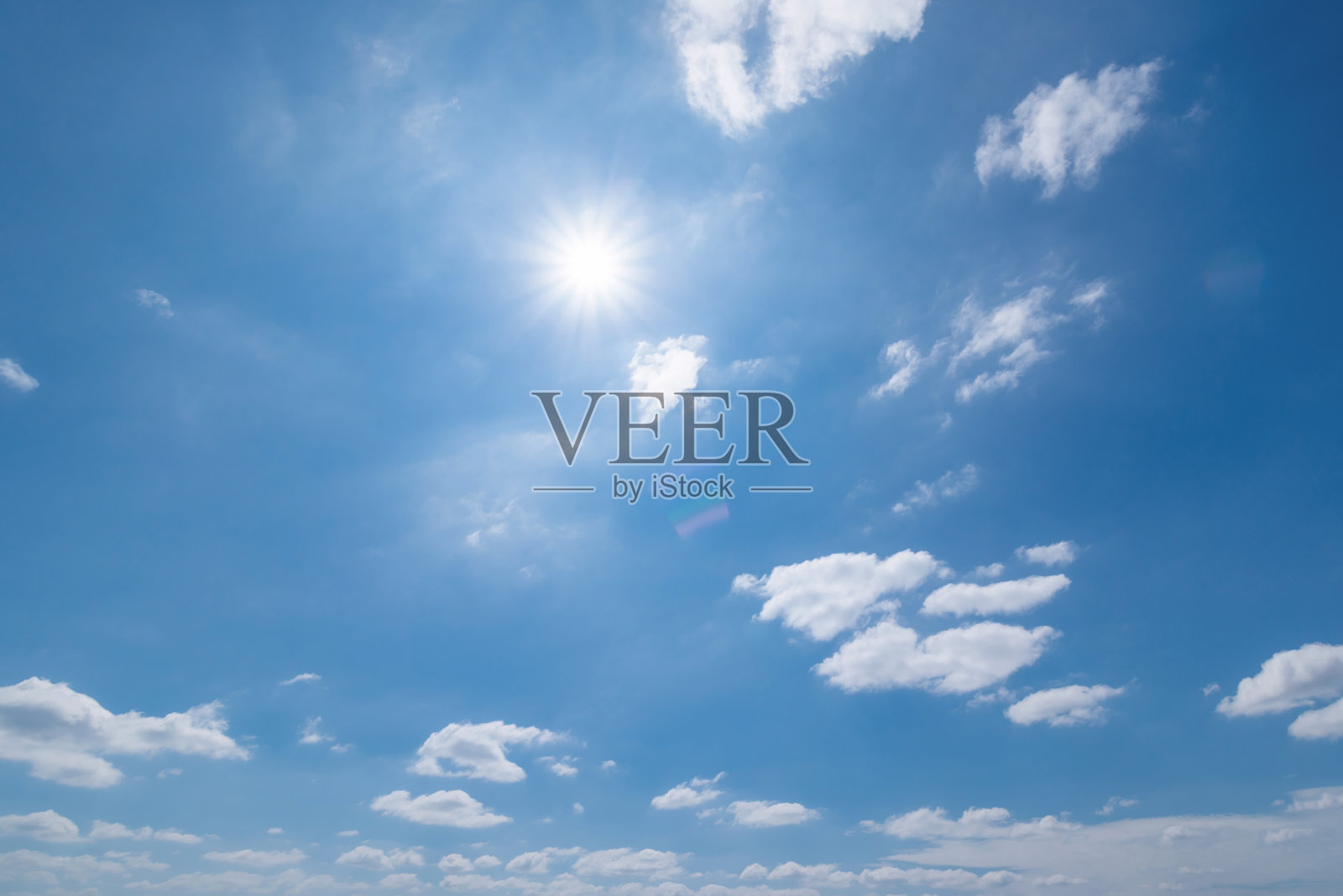 湛蓝的天空和云彩全景,蓝天的背景有细小的云彩。蓝天上的白云。迷人的股票照片,以迷人的美丽的天空和云。照片摄影图片