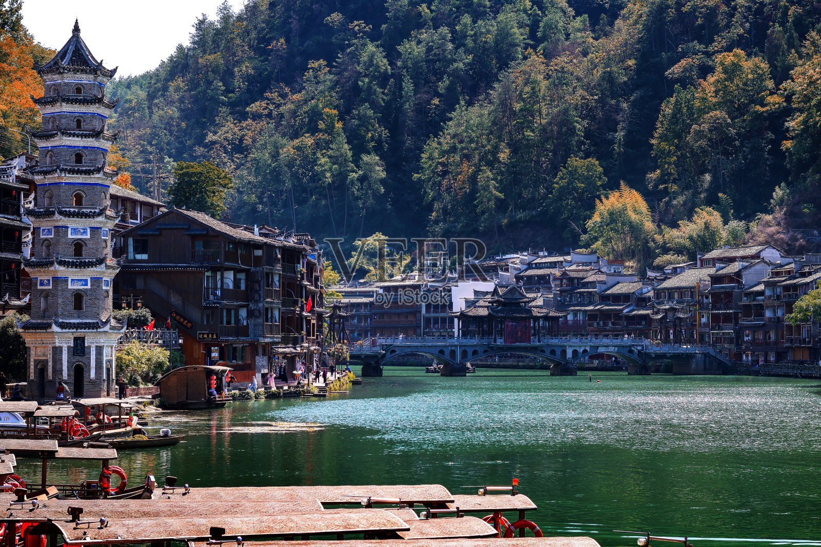 古城的风景,有一条河流过照片摄影图片