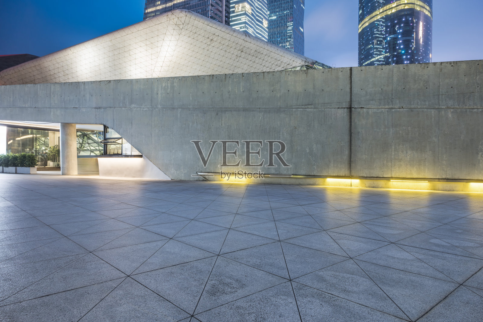 空旷的砖路和城市景观照片摄影图片